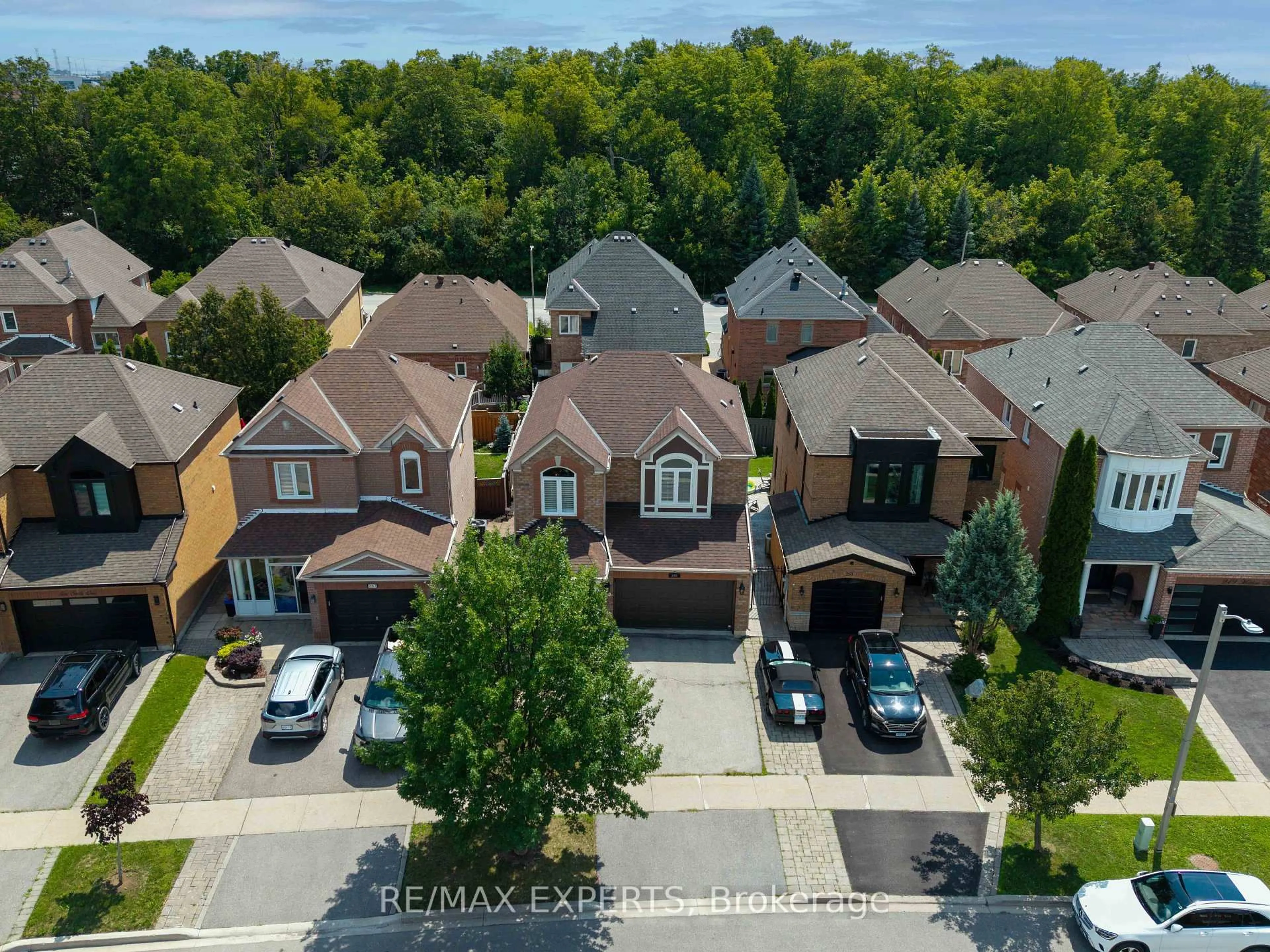 A pic from outside/outdoor area/front of a property/back of a property/a pic from drone, street for 255 Matthew Dr, Vaughan Ontario L4L 9B4