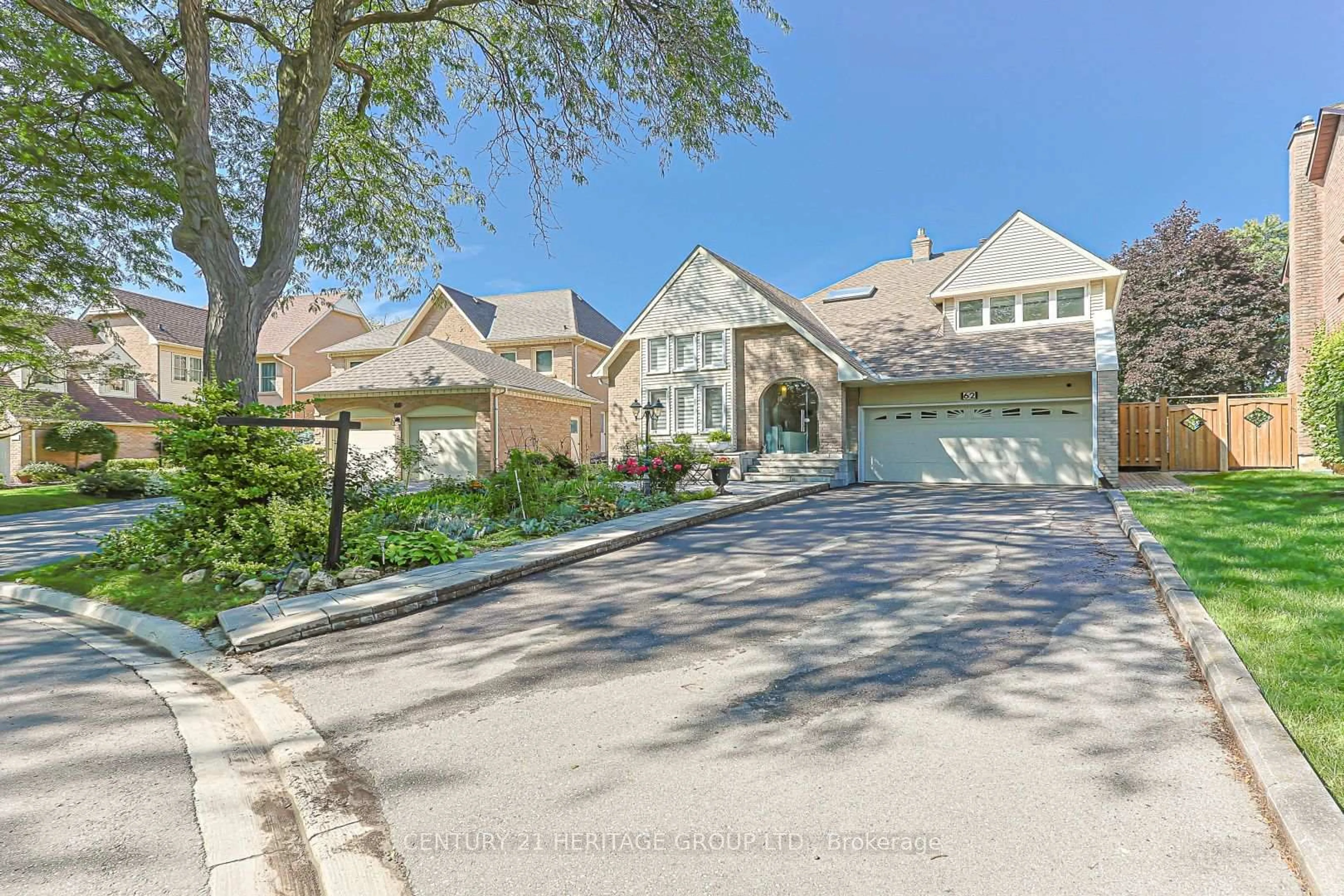 A pic from outside/outdoor area/front of a property/back of a property/a pic from drone, street for 62 Greencroft Cres, Markham Ontario L3R 3Y5