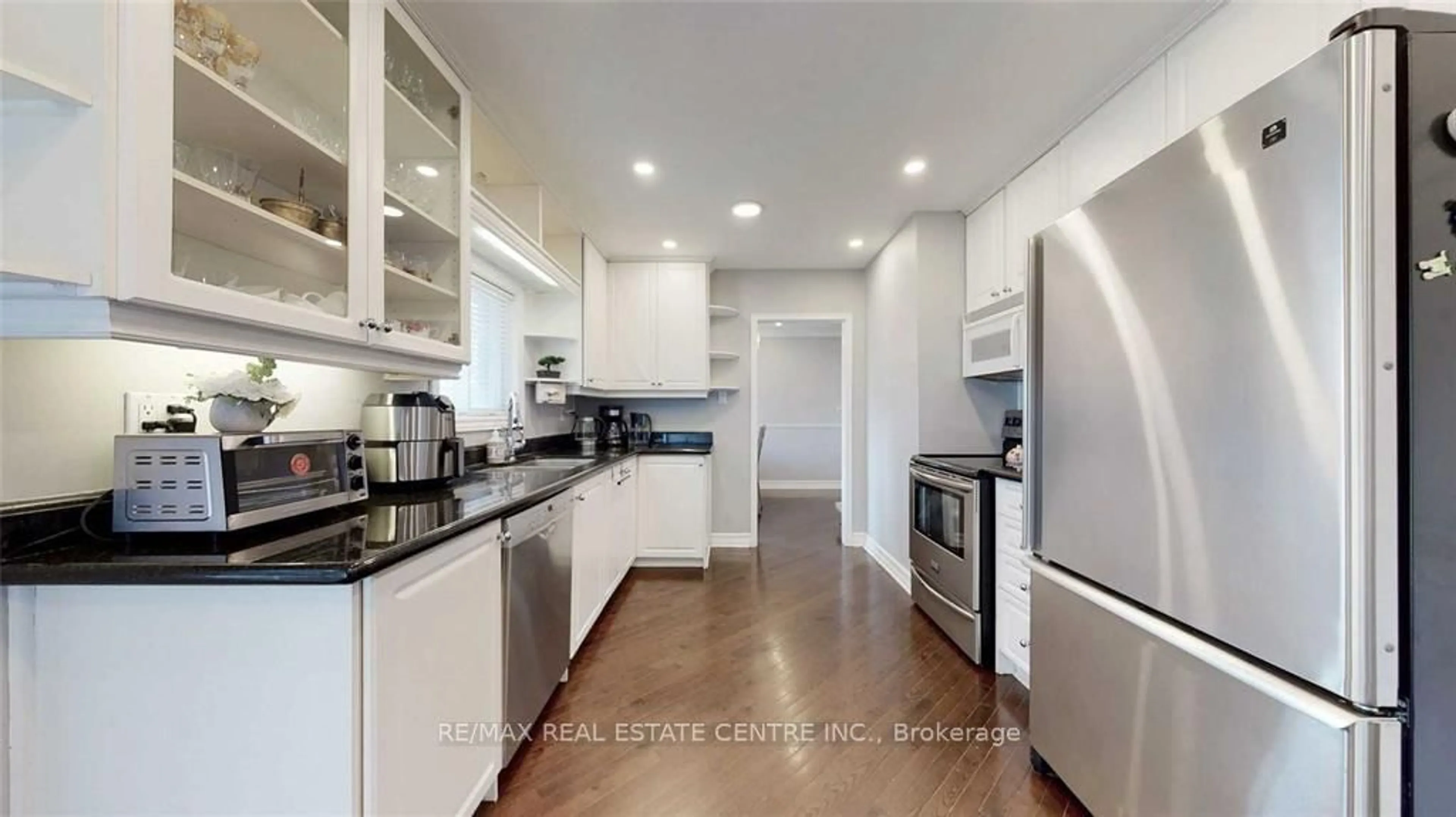 Open concept kitchen, ceramic/tile floor for 259 Simcoe Rd, Bradford West Gwillimbury Ontario L3Z 1Y5