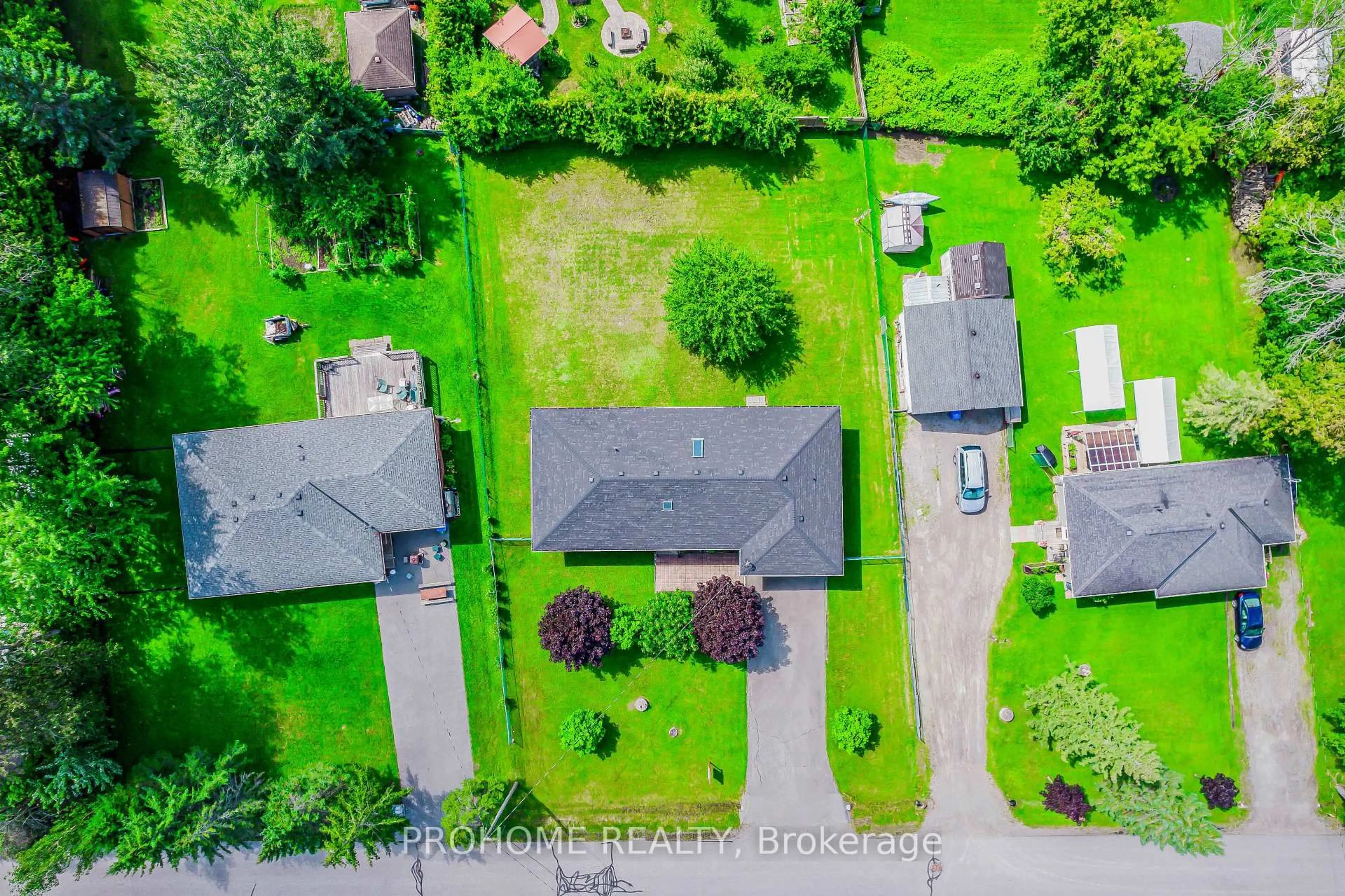 A pic from outside/outdoor area/front of a property/back of a property/a pic from drone, street for 10 Joel Ave, Georgina Ontario L0E 1S0