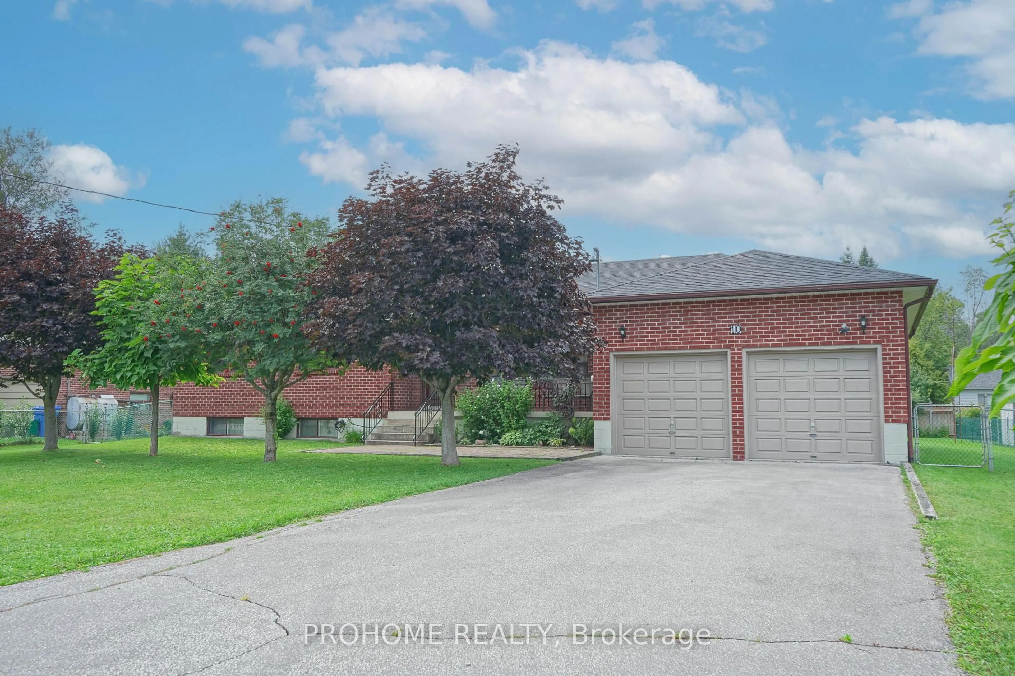 A pic from outside/outdoor area/front of a property/back of a property/a pic from drone, street for 10 Joel Ave, Georgina Ontario L0E 1S0