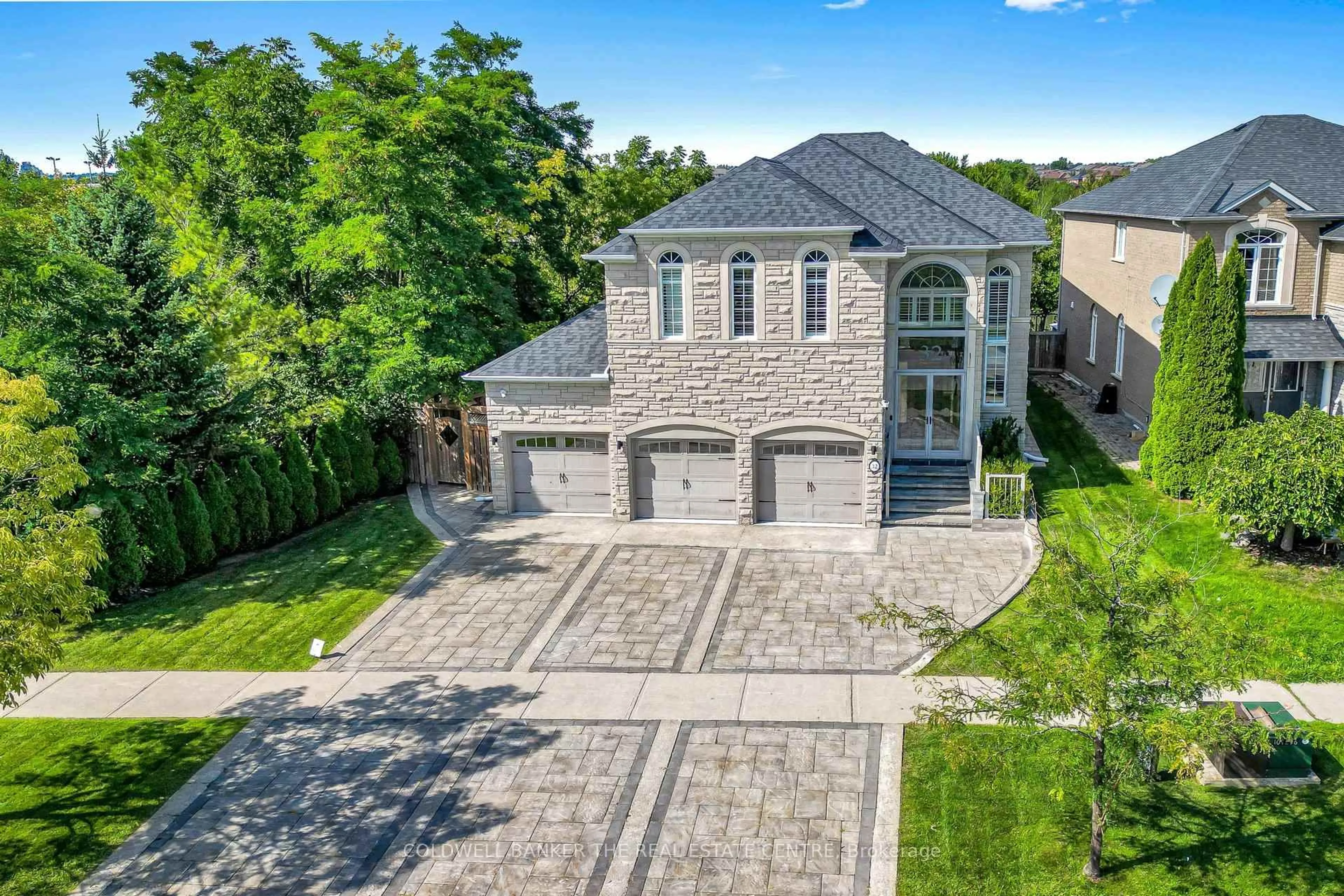 A pic from outside/outdoor area/front of a property/back of a property/a pic from drone, street for 32 Princeton Ave, Richmond Hill Ontario L4S 2E3