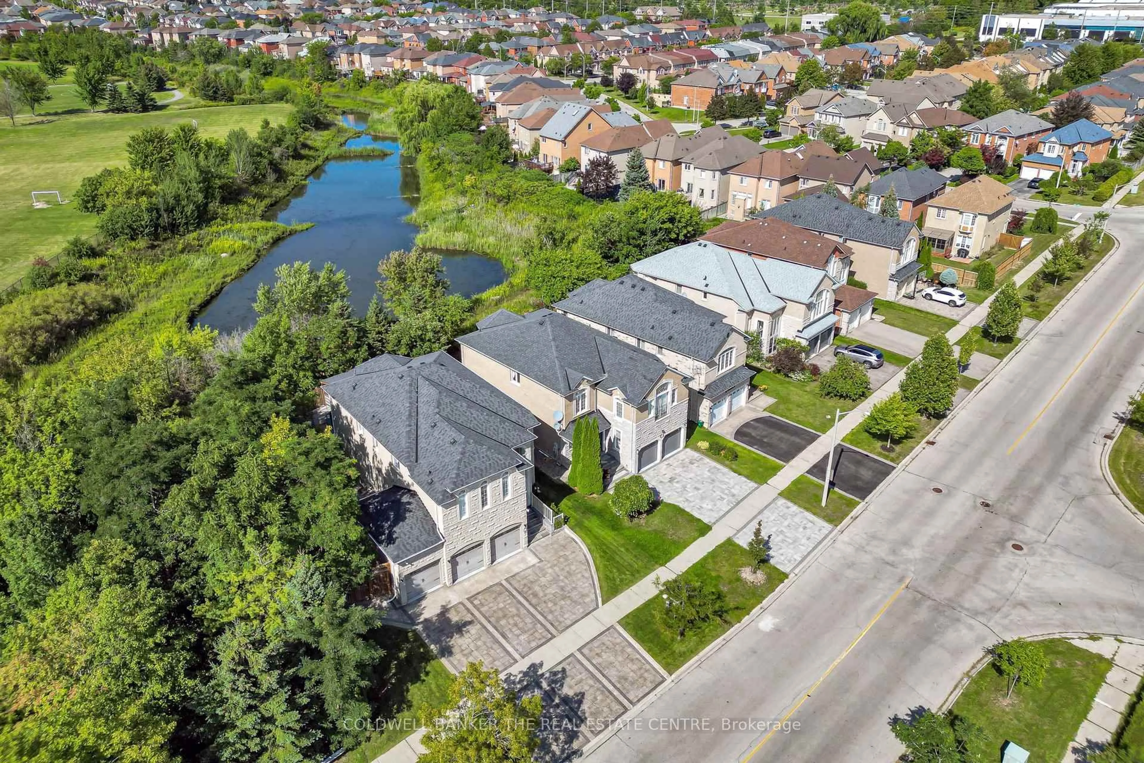 A pic from outside/outdoor area/front of a property/back of a property/a pic from drone, street for 32 Princeton Ave, Richmond Hill Ontario L4S 2E3
