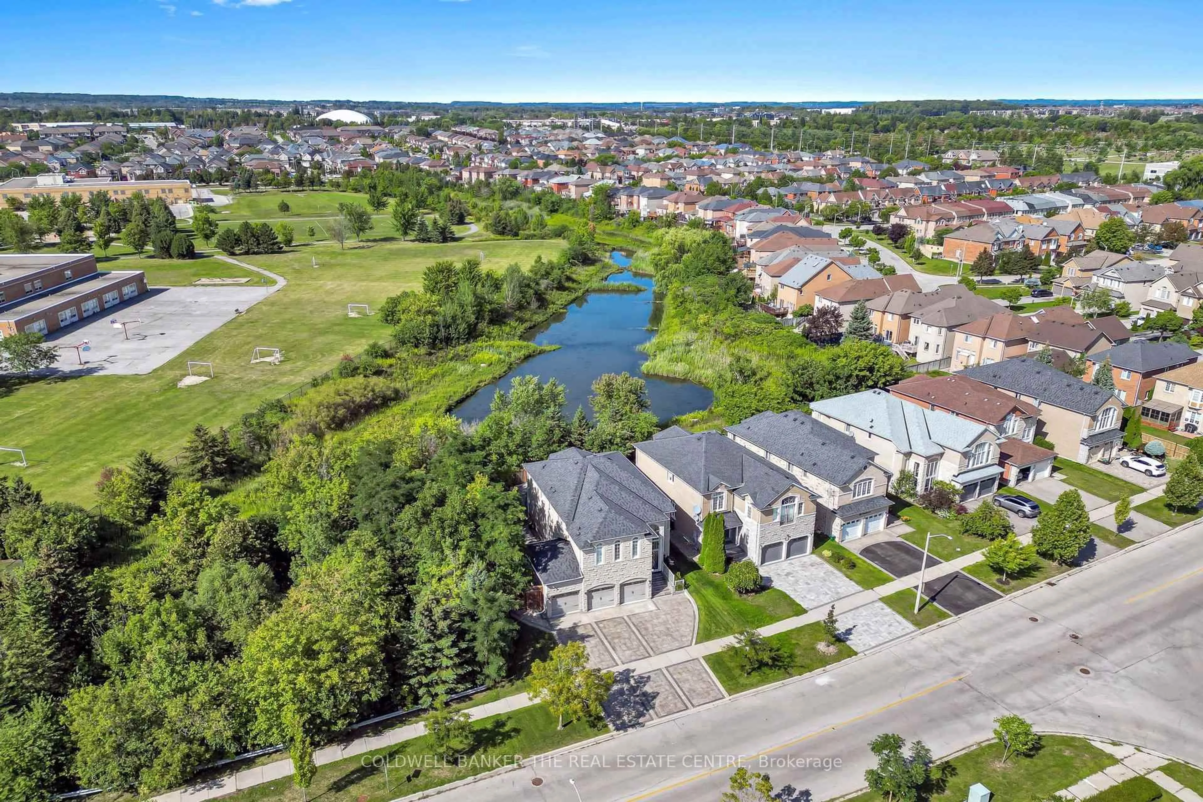 A pic from outside/outdoor area/front of a property/back of a property/a pic from drone, water/lake/river/ocean view for 32 Princeton Ave, Richmond Hill Ontario L4S 2E3