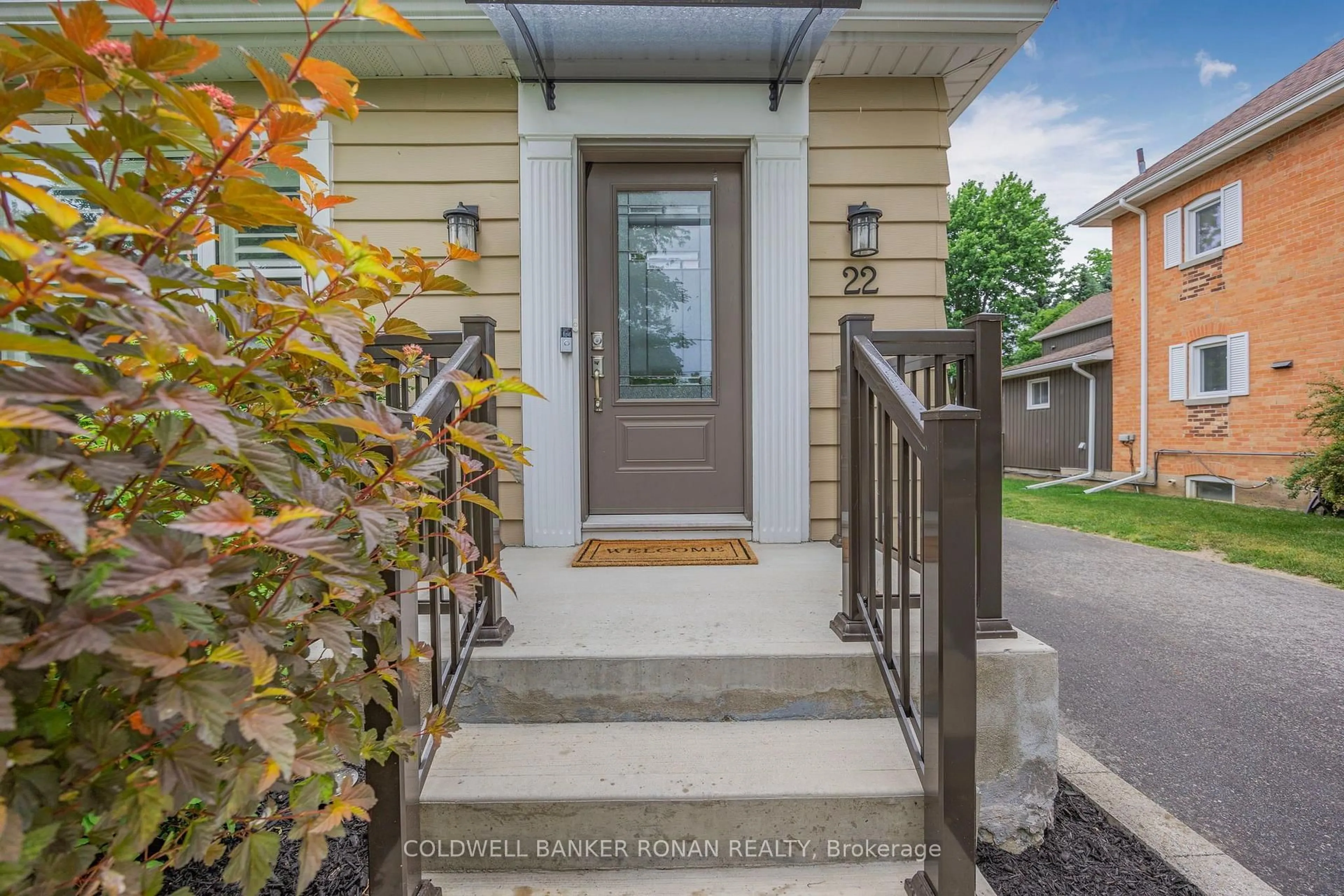 Indoor entryway for 22 Nelson St, New Tecumseth Ontario L9R 1G9