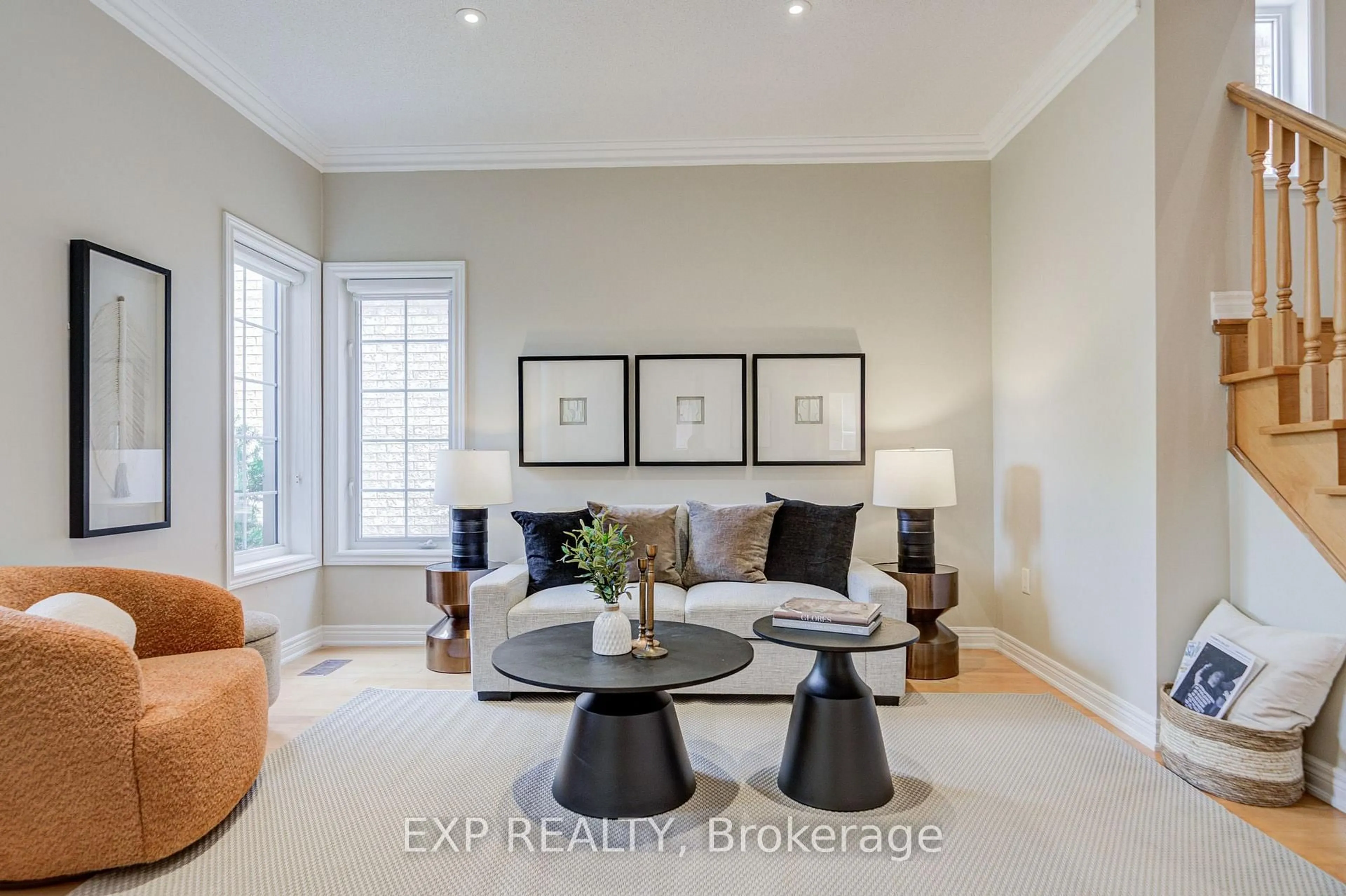 Living room with furniture, unknown for 71 Futura Ave, Richmond Hill Ontario L4S 1S8