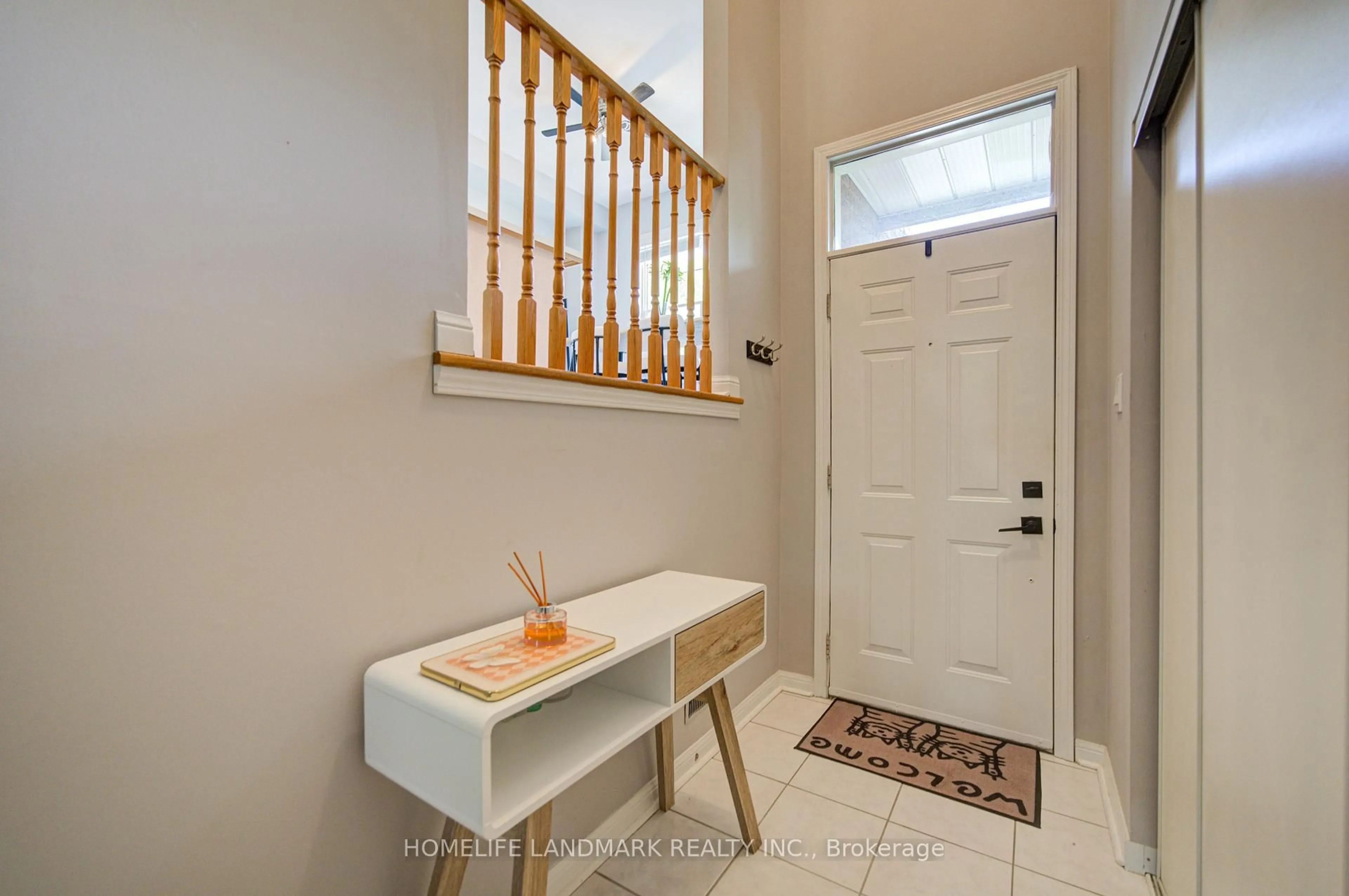 Indoor entryway for 545 Bondi Ave, Newmarket Ontario L3Y 8R5