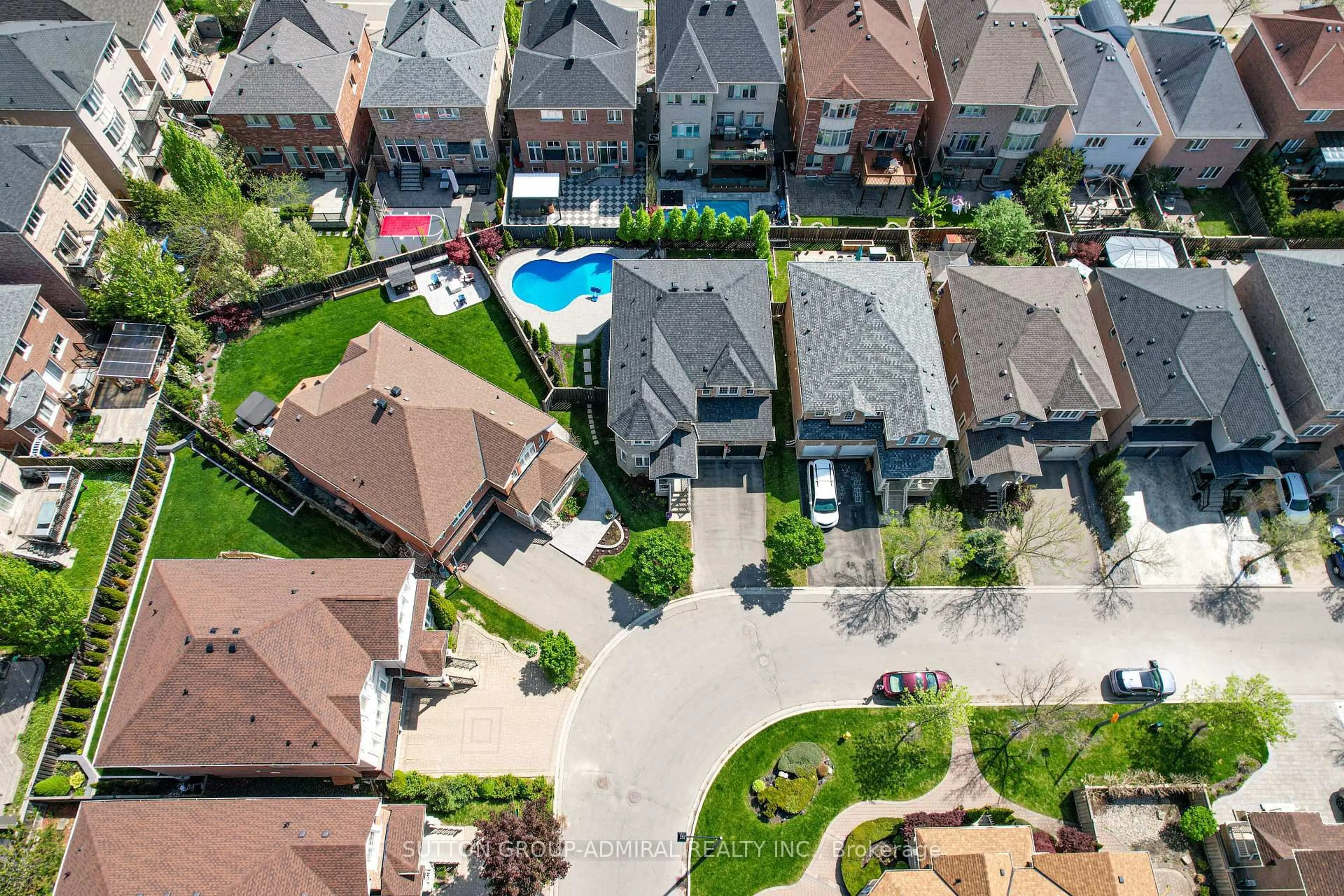 A pic from outside/outdoor area/front of a property/back of a property/a pic from drone, street for 45 Gamla Rd, Vaughan Ontario L6A 0W5