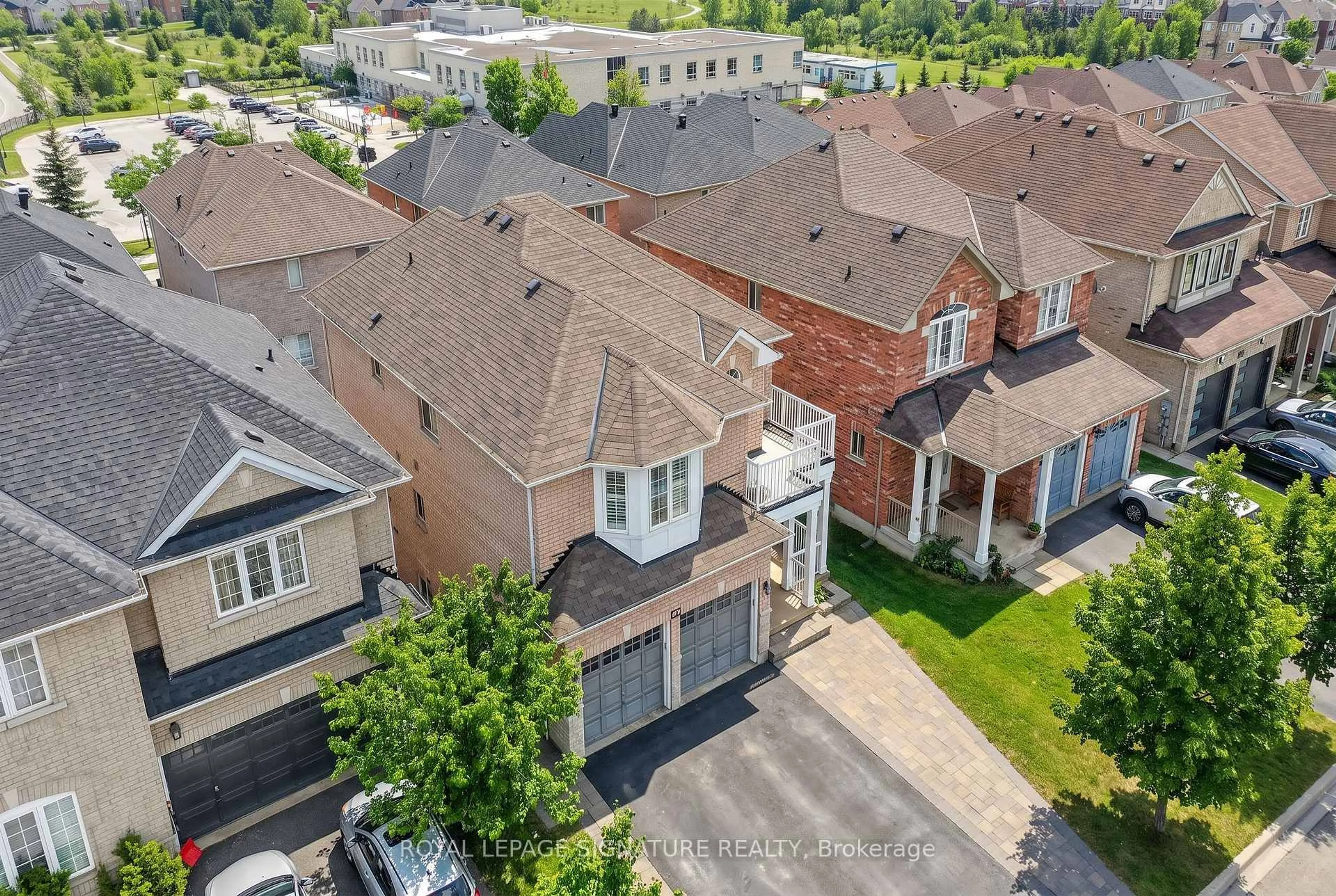 A pic from outside/outdoor area/front of a property/back of a property/a pic from drone, street for 89 Patti McCulloch Way, Newmarket Ontario L3X 3G1