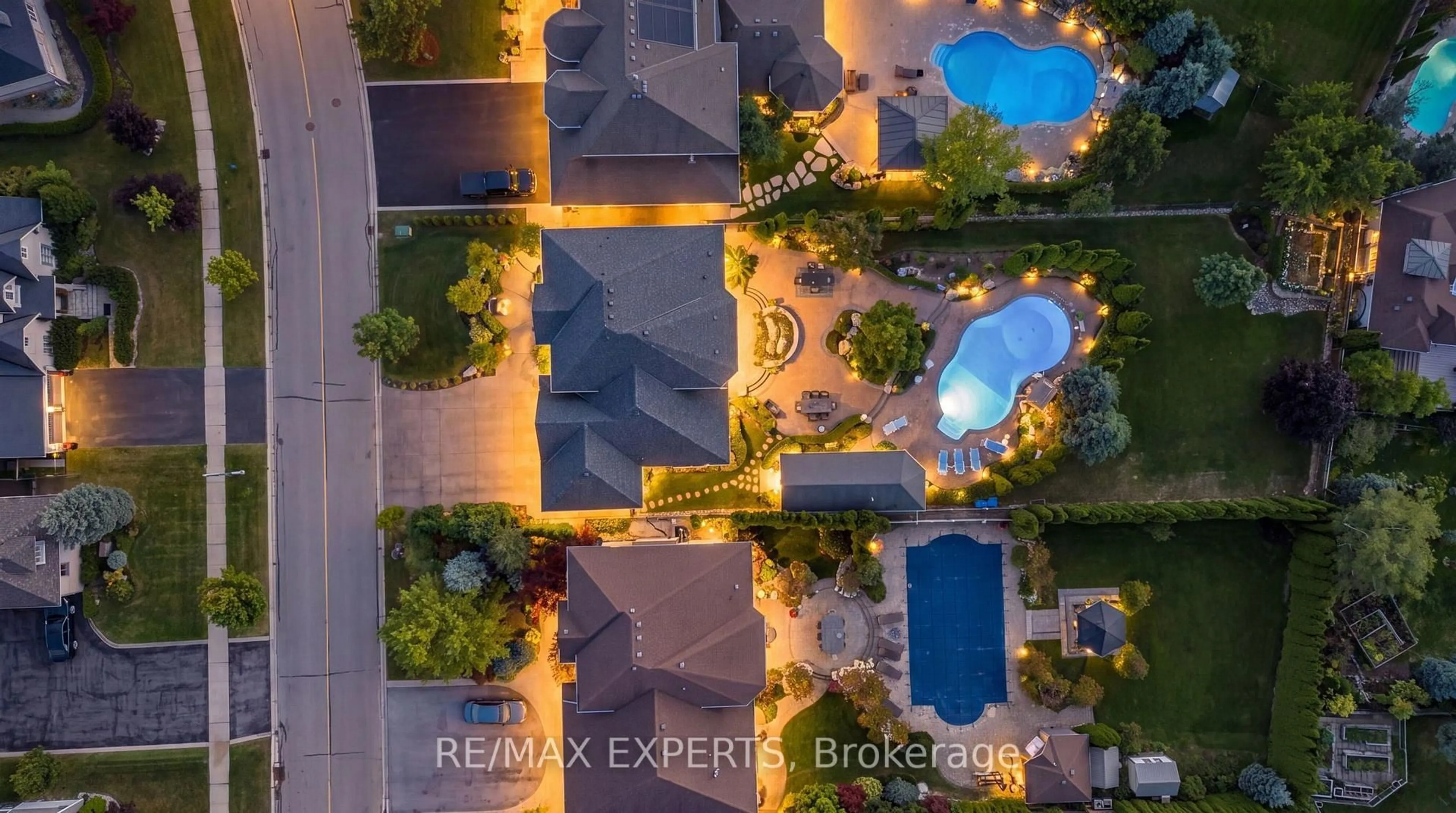 A pic from outside/outdoor area/front of a property/back of a property/a pic from drone, street for 91 Hunterwood Chse, Vaughan Ontario L6A 3S1