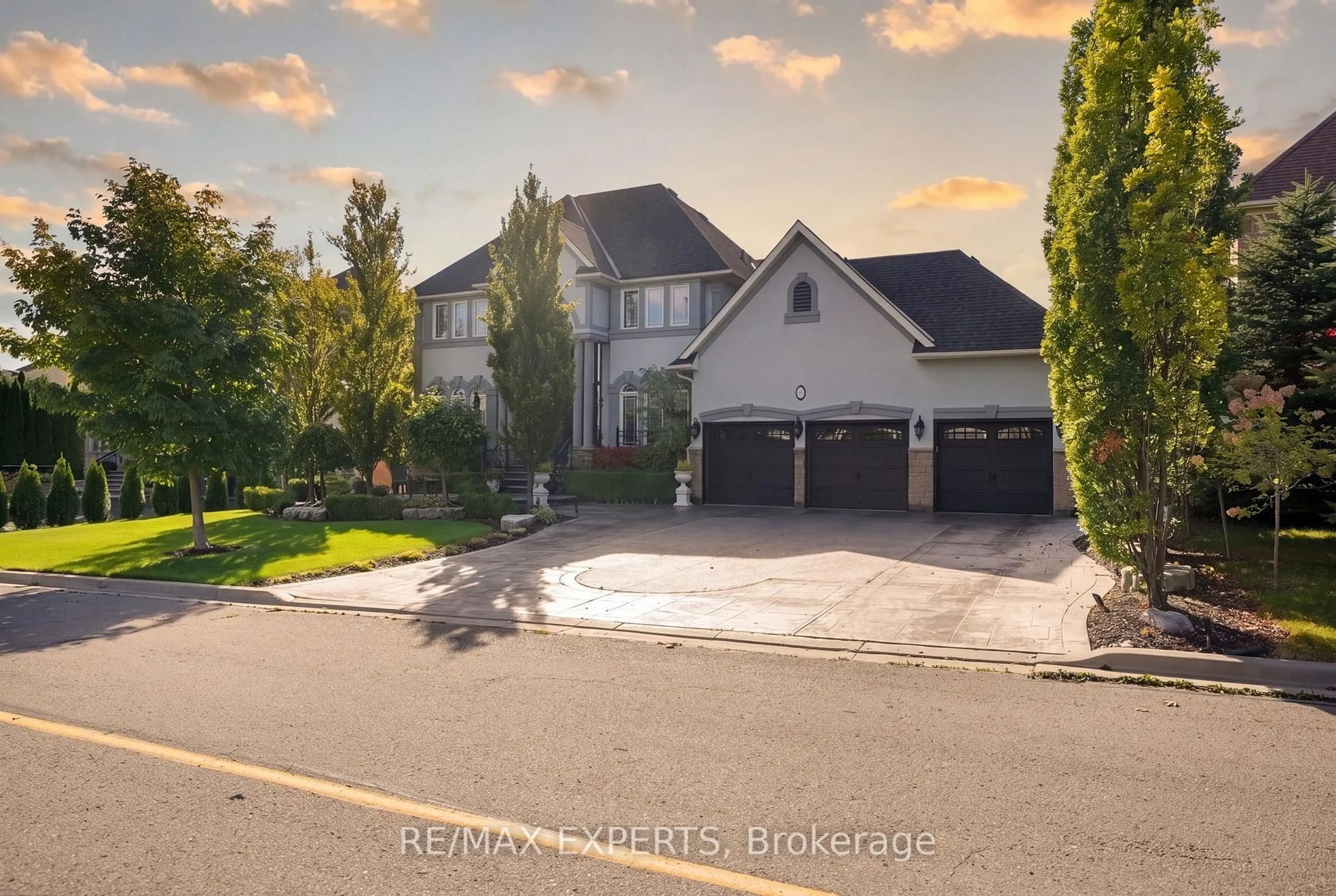 A pic from outside/outdoor area/front of a property/back of a property/a pic from drone, street for 91 Hunterwood Chse, Vaughan Ontario L6A 3S1