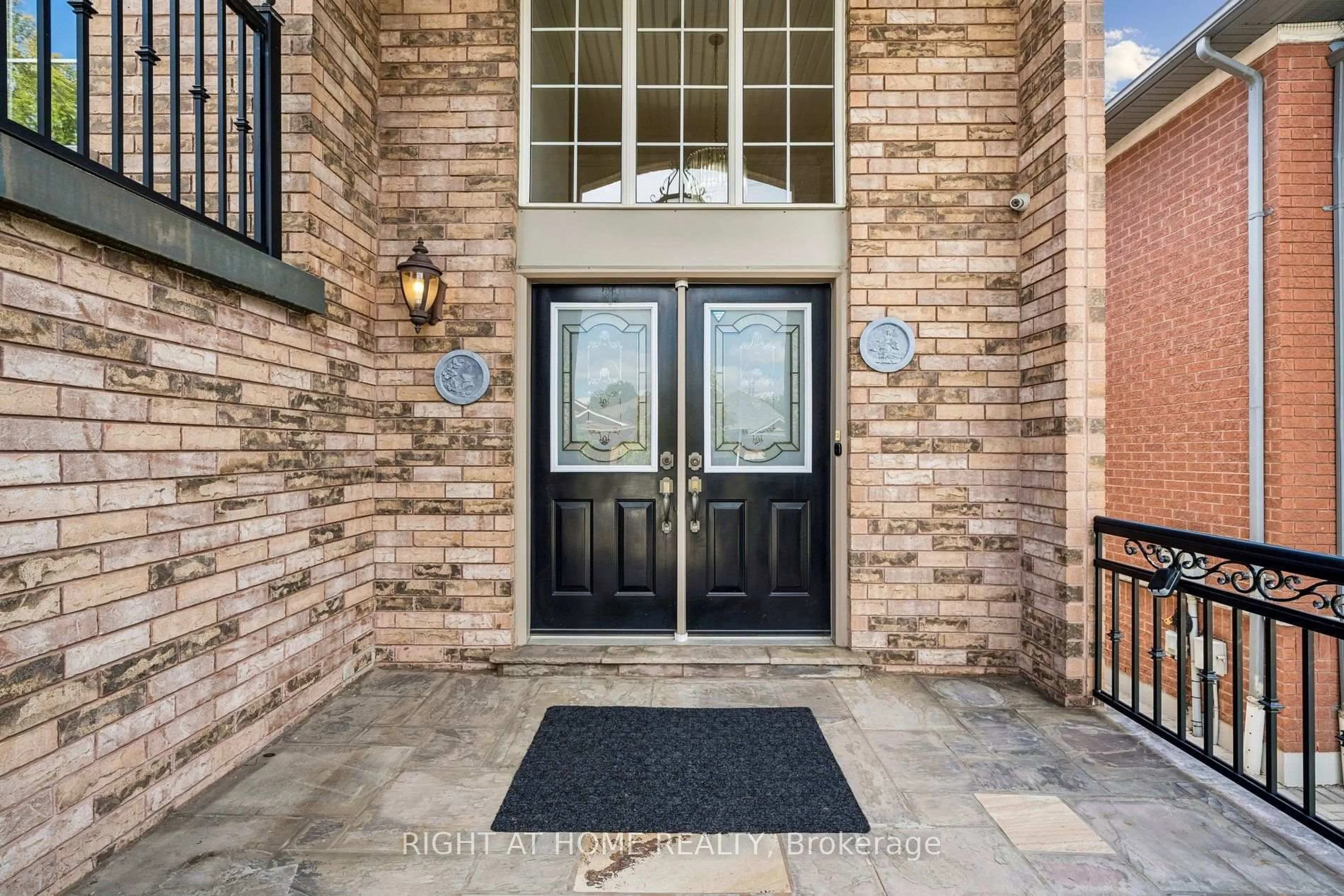 Indoor entryway for 251 Sonoma Blvd, Vaughan Ontario L4H 1R5
