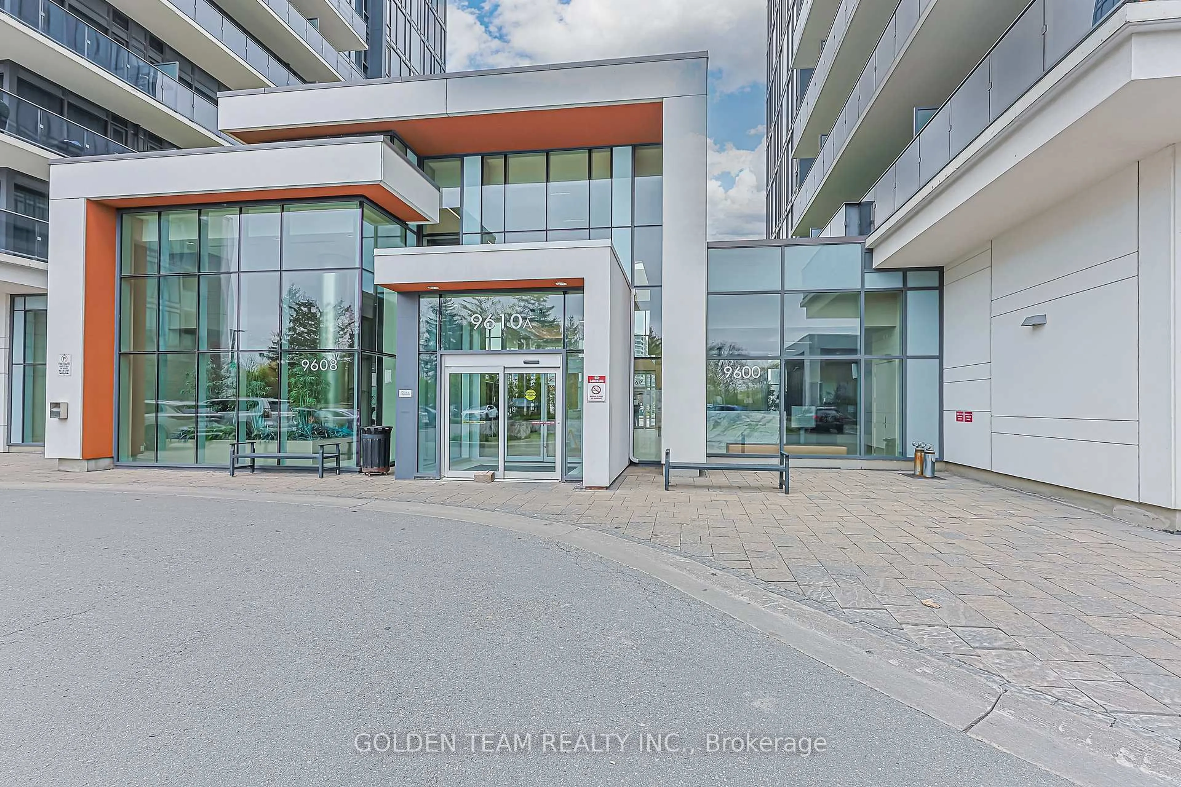 Indoor foyer for 9600 Yonge St #218B, Richmond Hill Ontario L4C 0X3