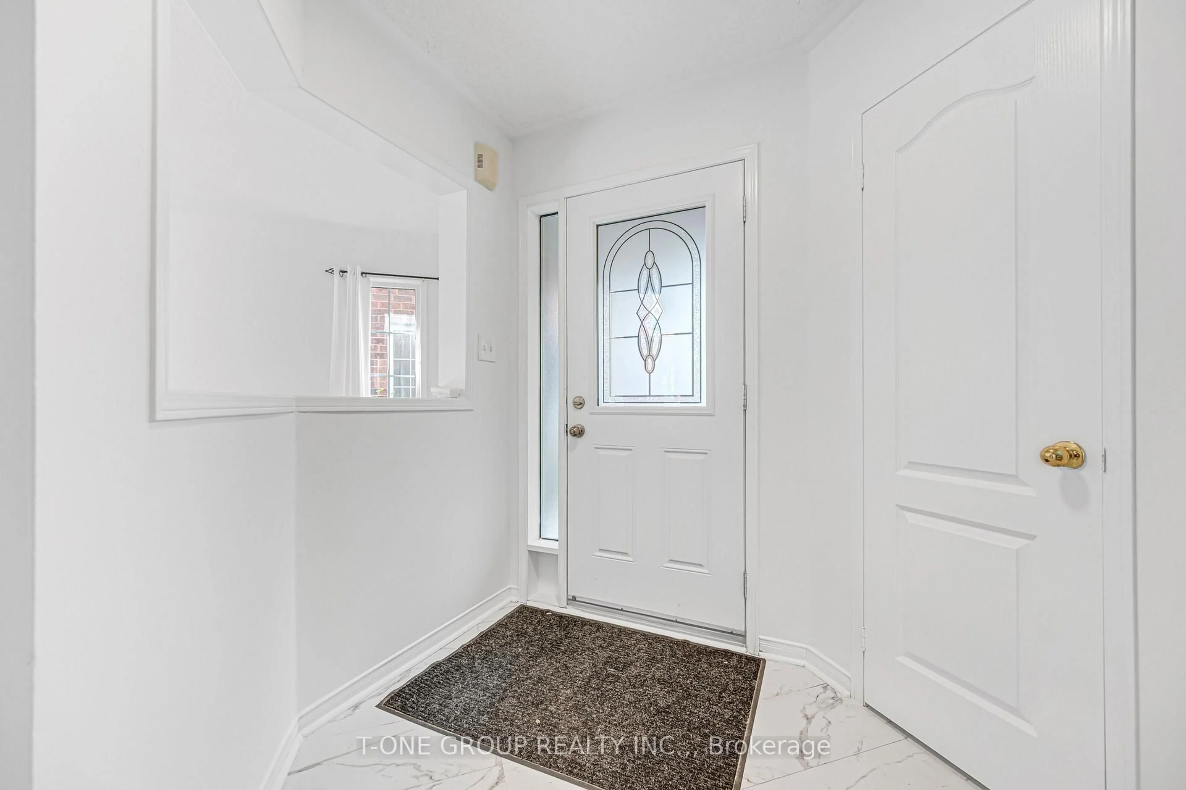 Indoor entryway for 69 Smith St, New Tecumseth Ontario L9R 1Z9
