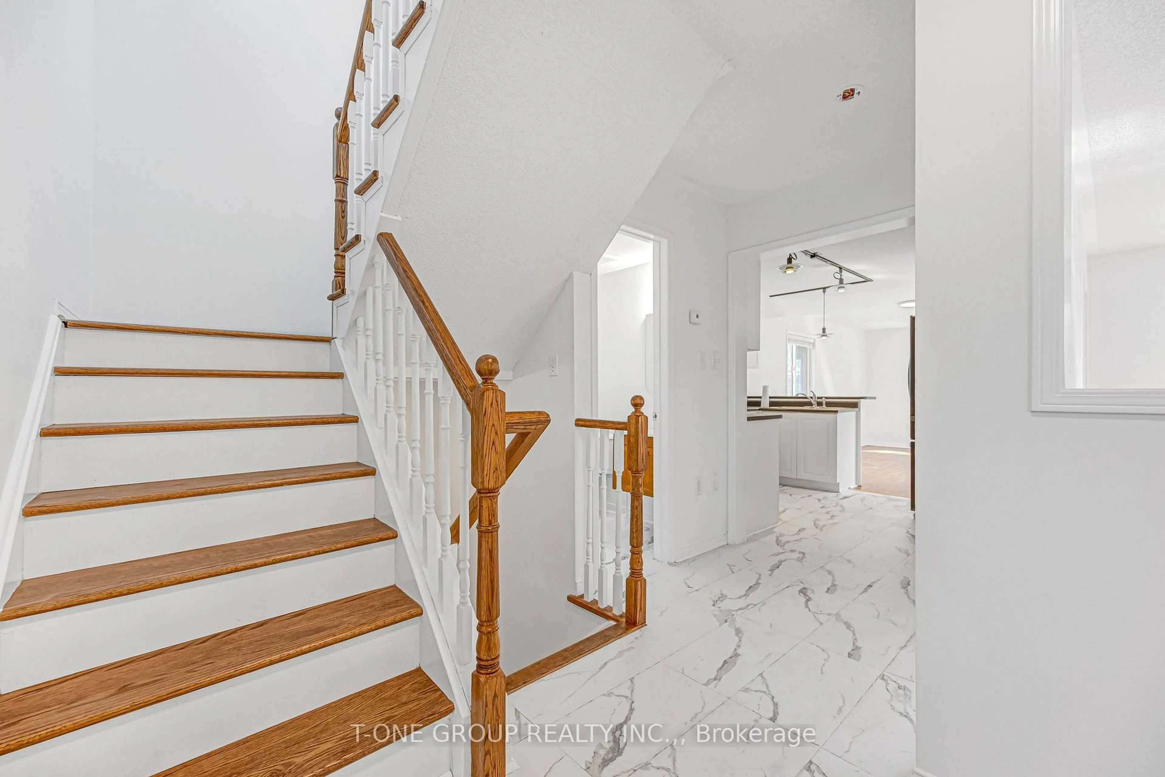 Stairs for 69 Smith St, New Tecumseth Ontario L9R 1Z9