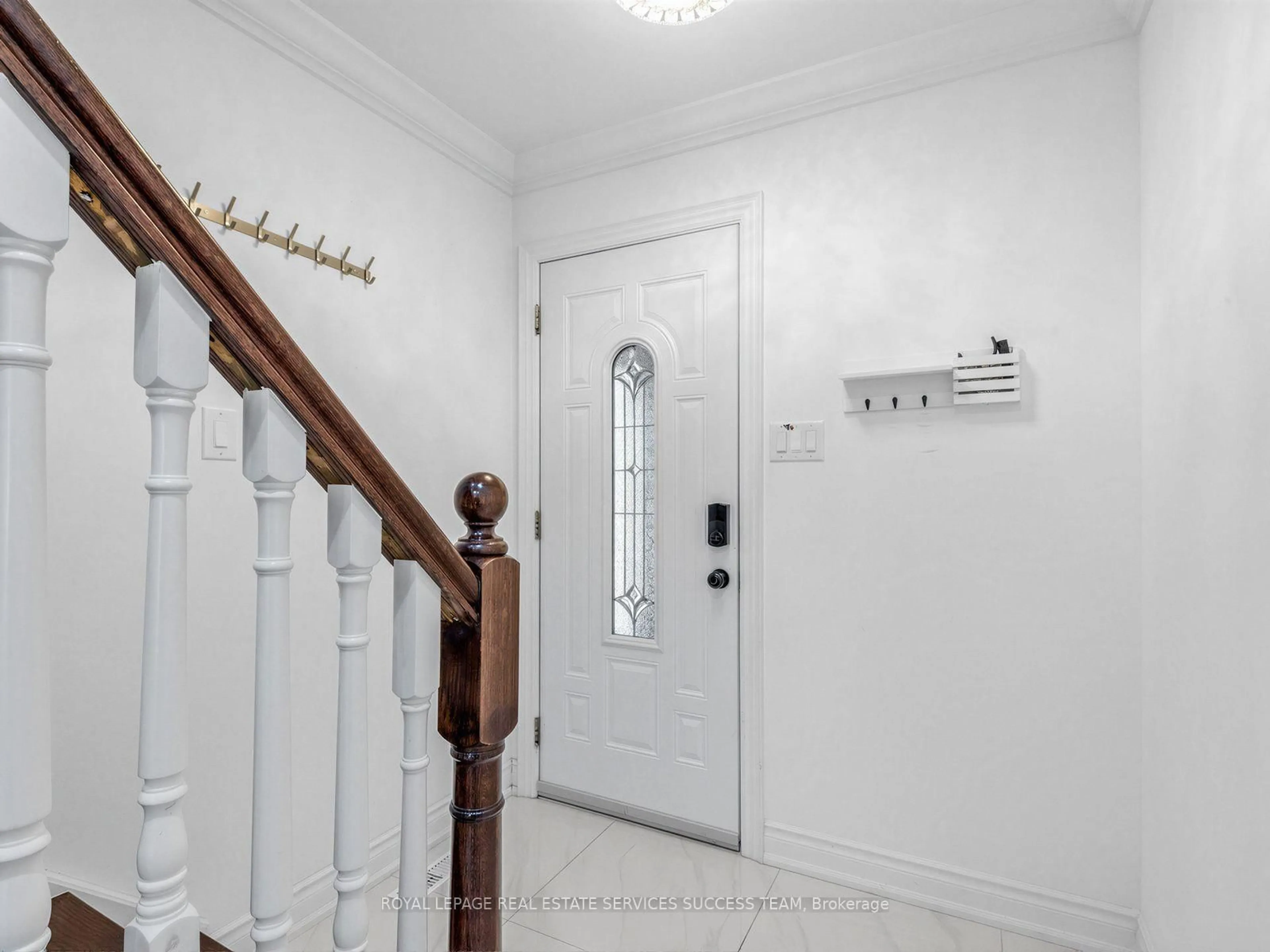 Indoor entryway for 43 Hendon Rd, Markham Ontario L3R 6Z7