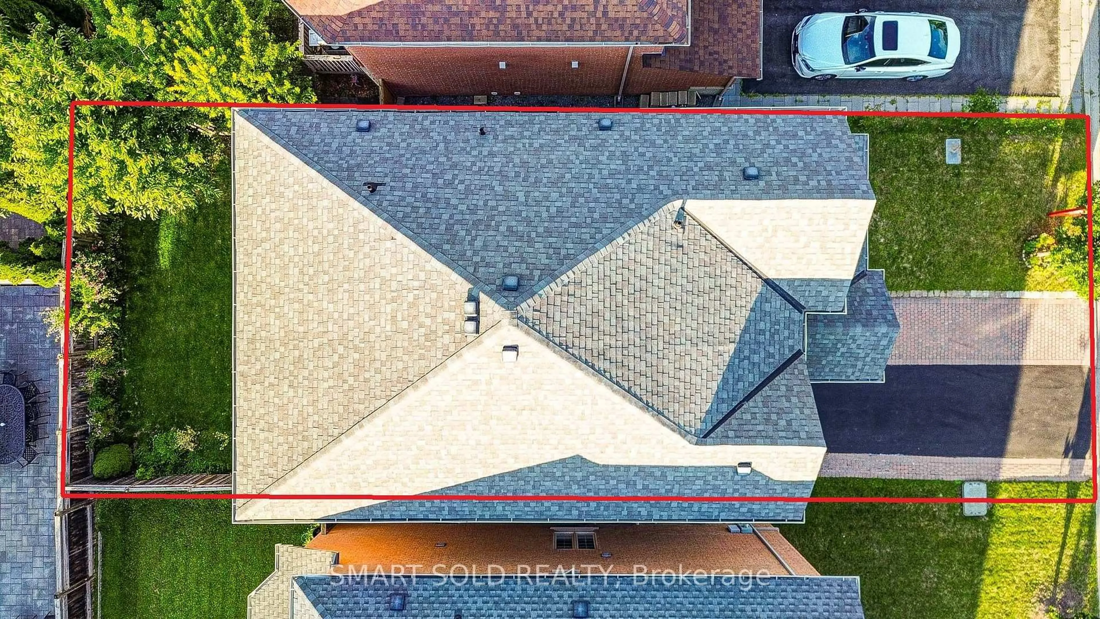 A pic from outside/outdoor area/front of a property/back of a property/a pic from drone, street for 16 Burgundy Tr, Vaughan Ontario L4J 8X5