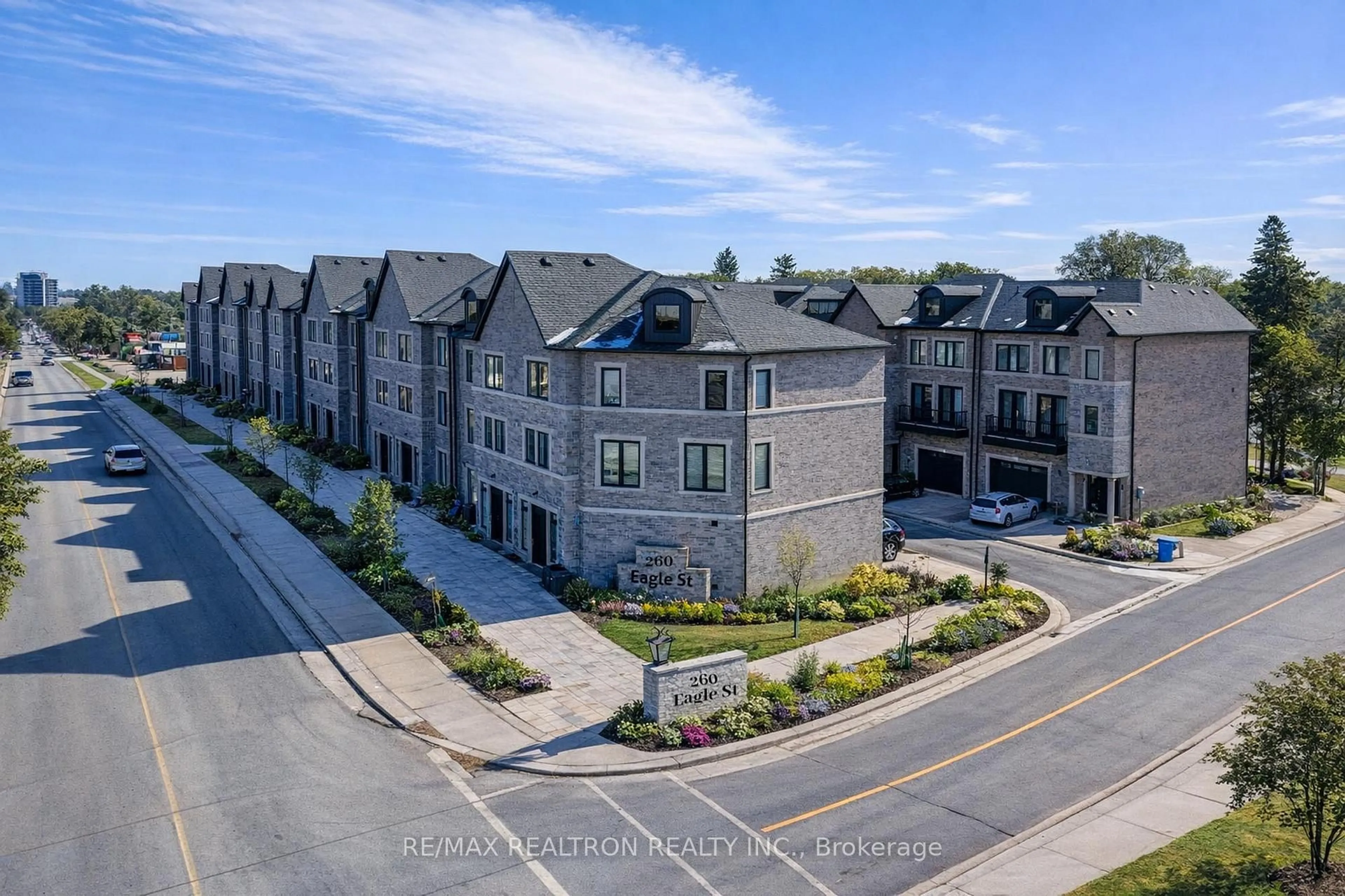 A pic from outside/outdoor area/front of a property/back of a property/a pic from drone, unknown for 260 Eagle St #06, Newmarket Ontario L3Y 1K1