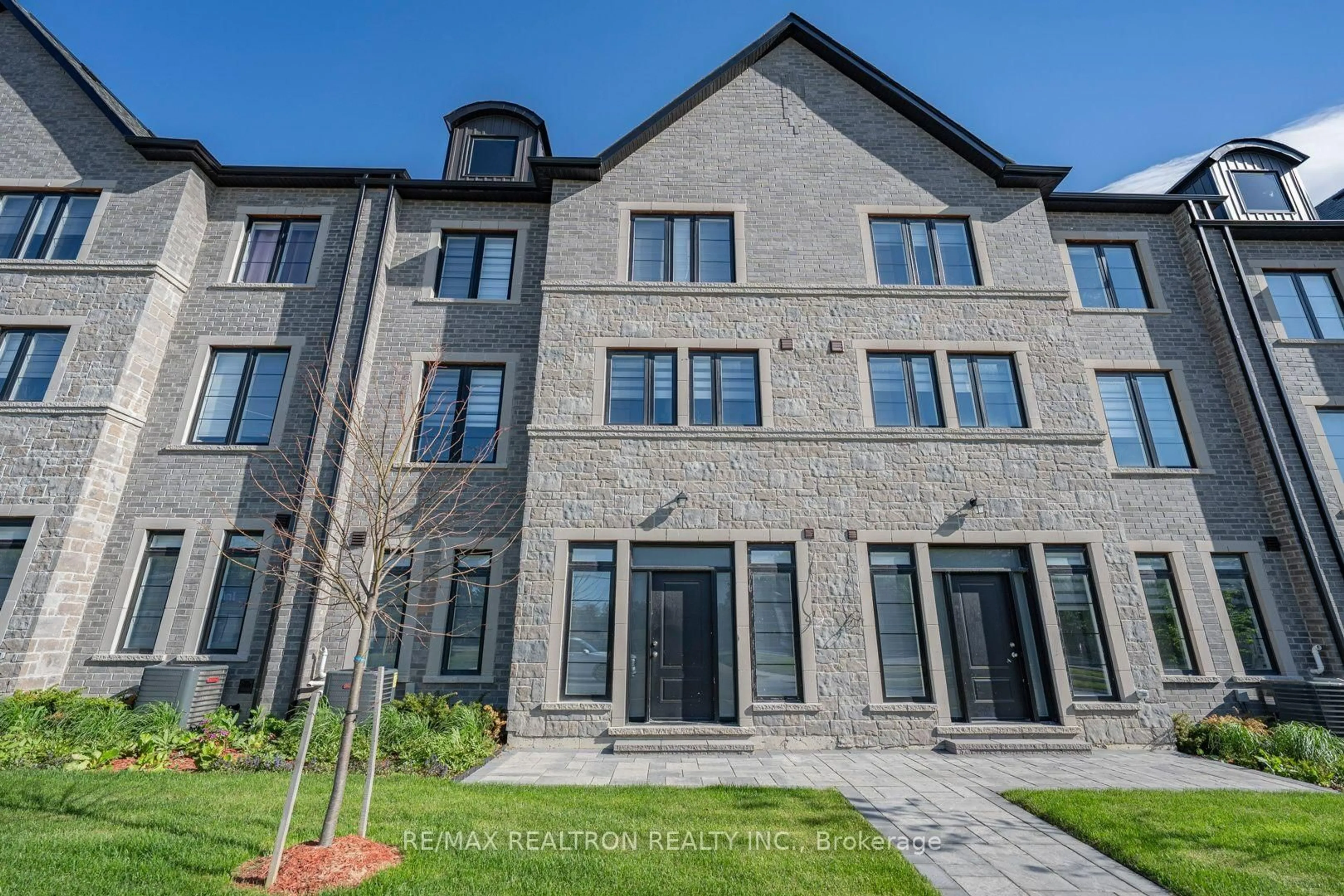 Home with brick exterior material, building for 260 Eagle St #06, Newmarket Ontario L3Y 1K1