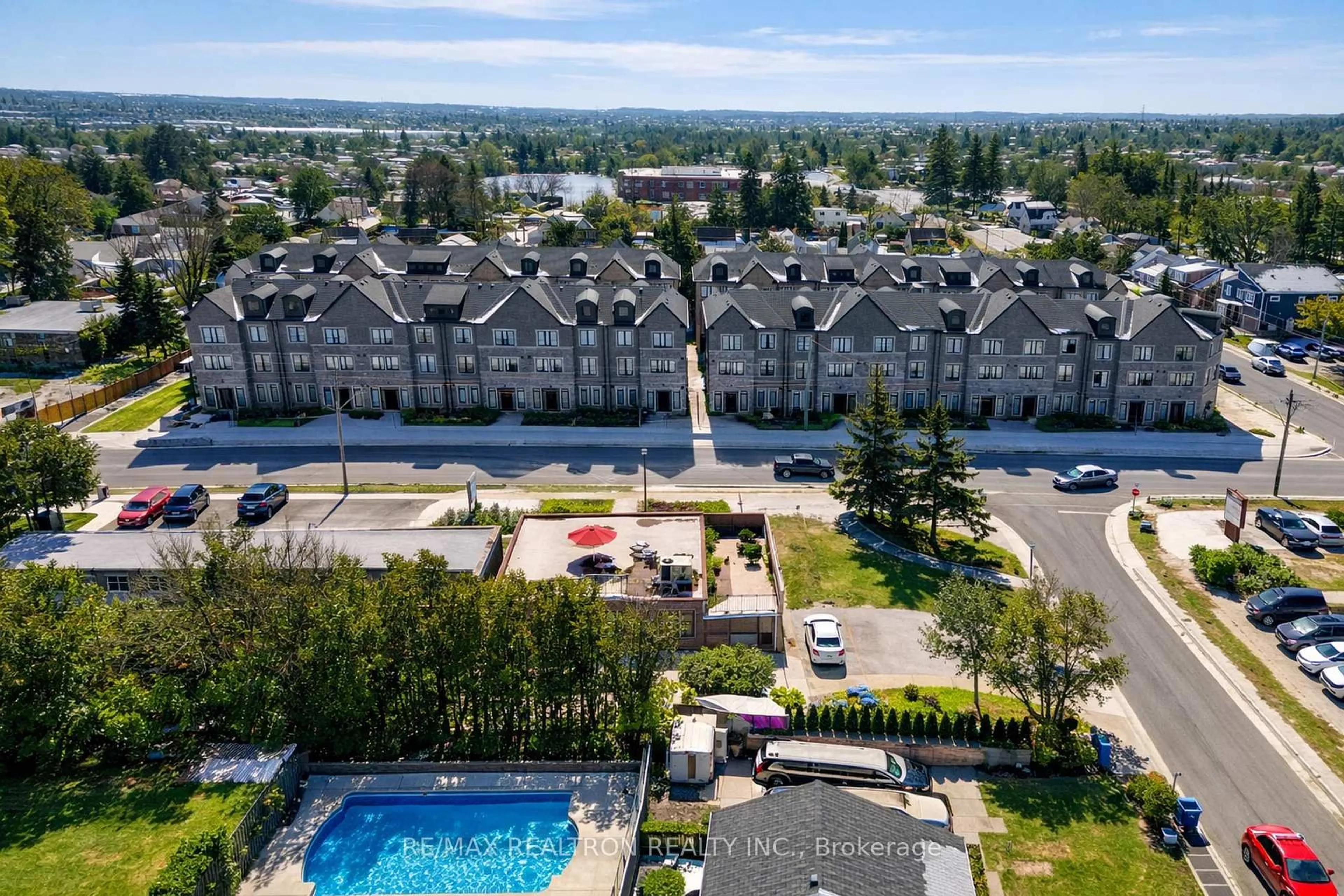 A pic from outside/outdoor area/front of a property/back of a property/a pic from drone, unknown for 260 Eagle St #06, Newmarket Ontario L3Y 1K1