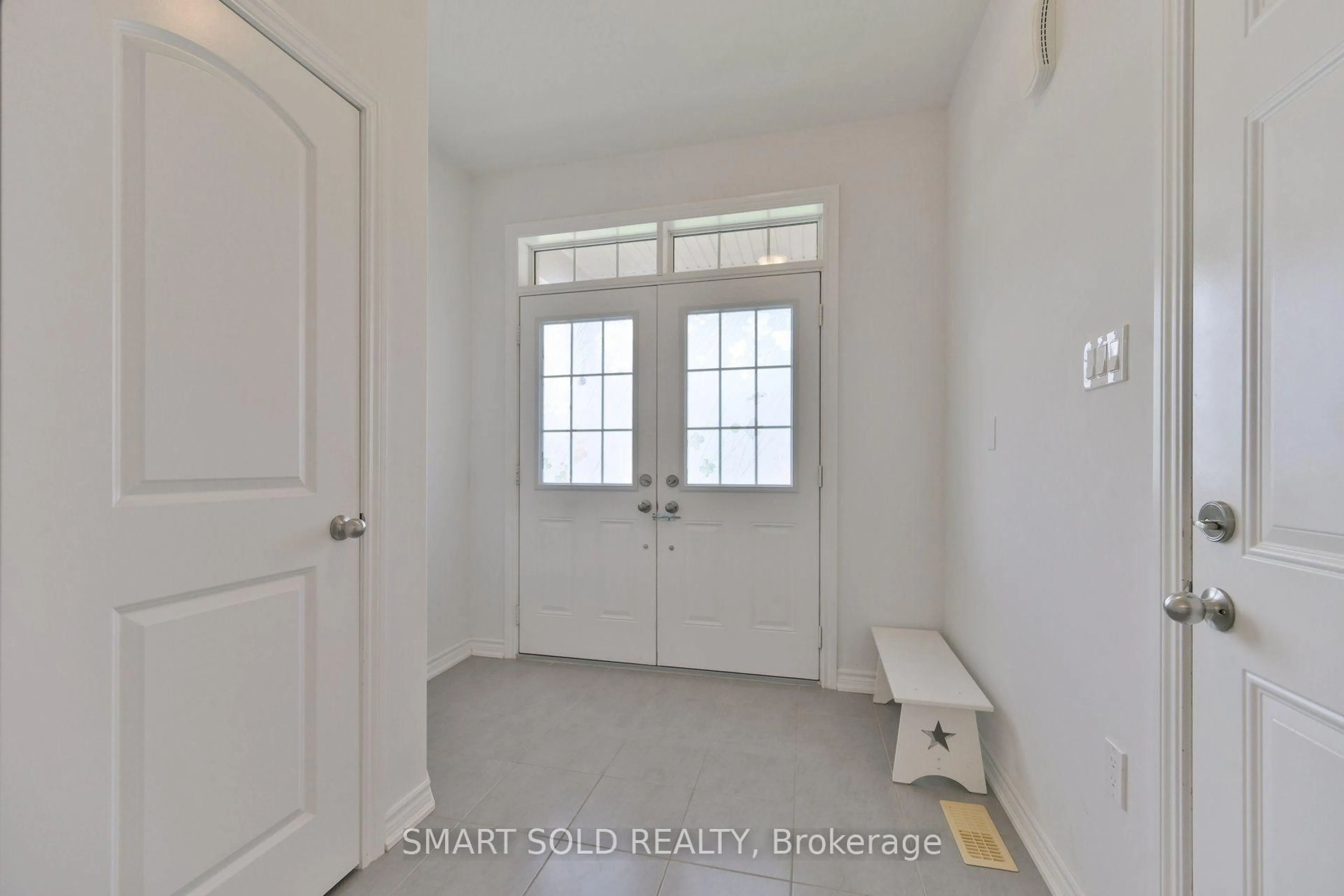 Indoor entryway for 51 Bramsey St, Georgina Ontario L0E 1R0