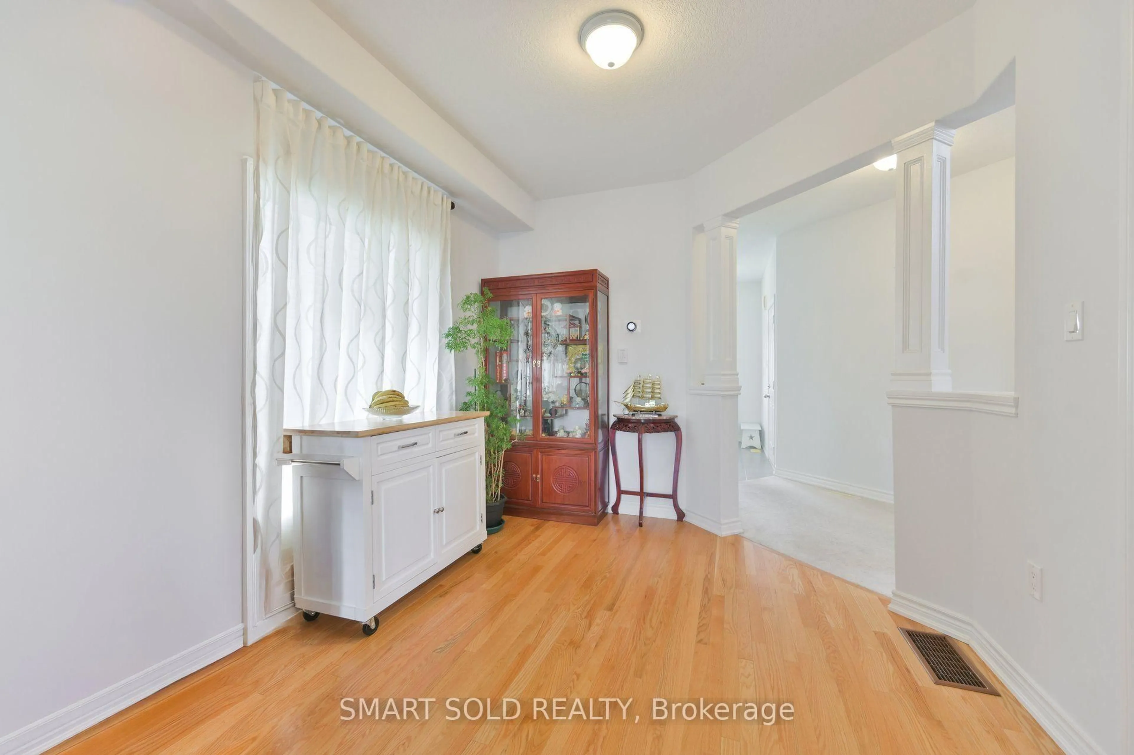 Indoor entryway for 51 Bramsey St, Georgina Ontario L0E 1R0