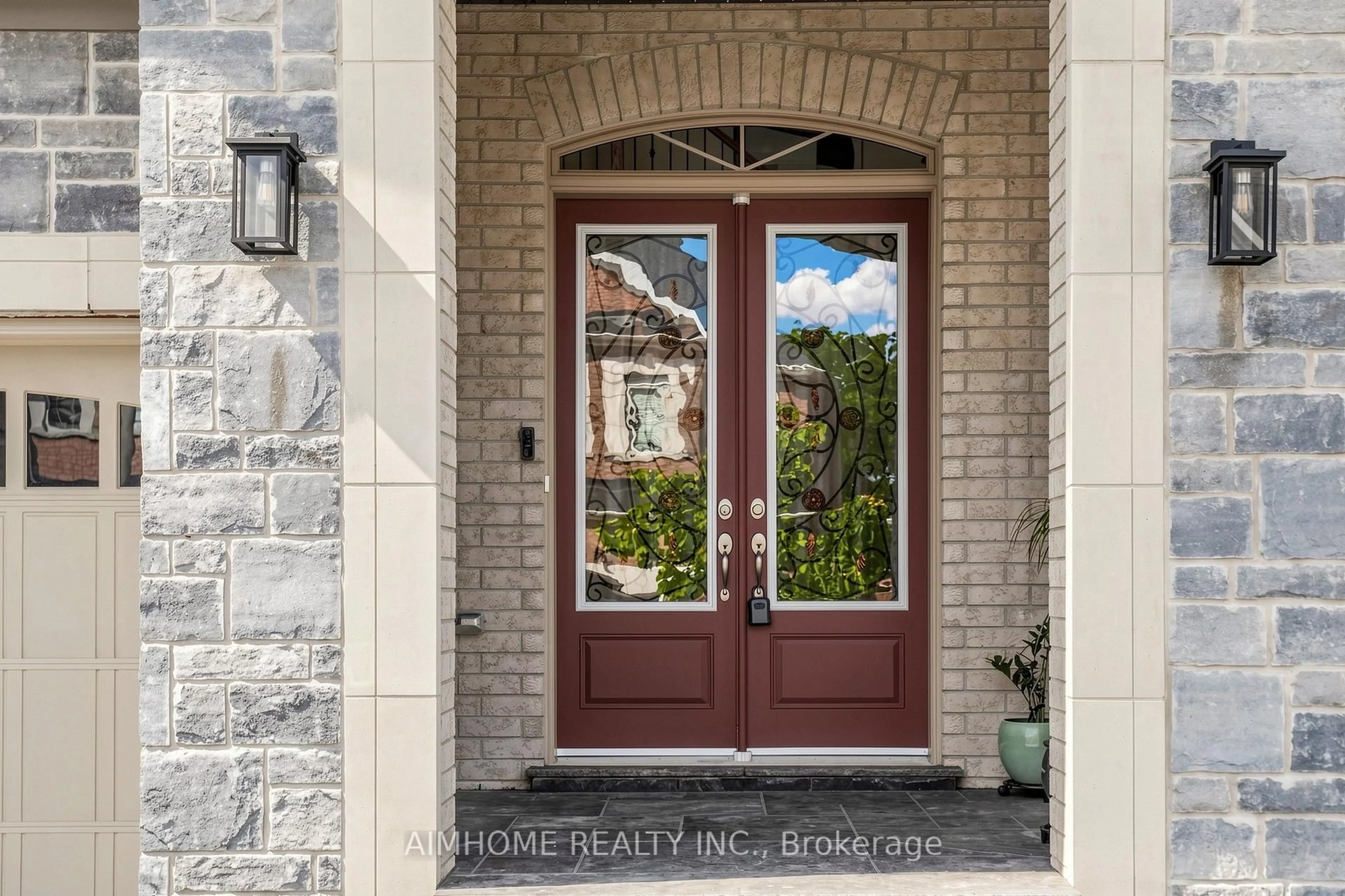 Indoor entryway for 35 Marbrook St, Richmond Hill Ontario L4C 0Y9