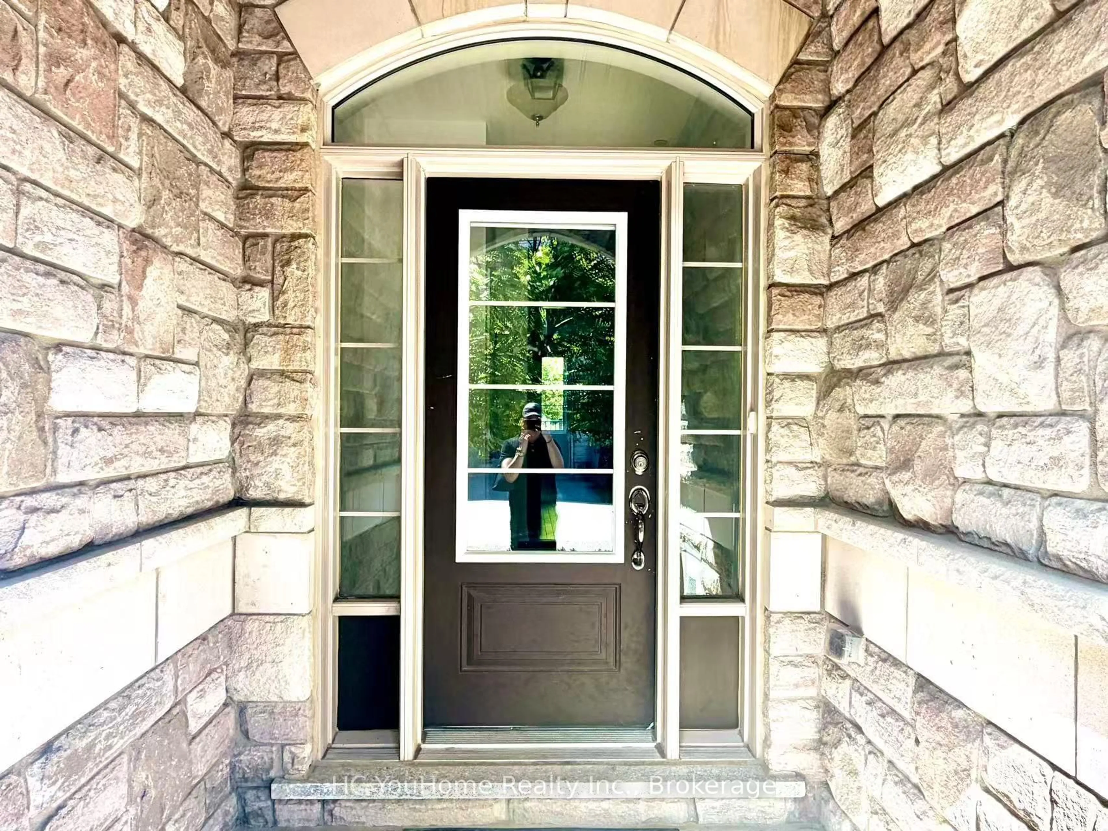 Indoor entryway for 1331 Major Mackenzie Dr #122, Vaughan Ontario L6A 4W4