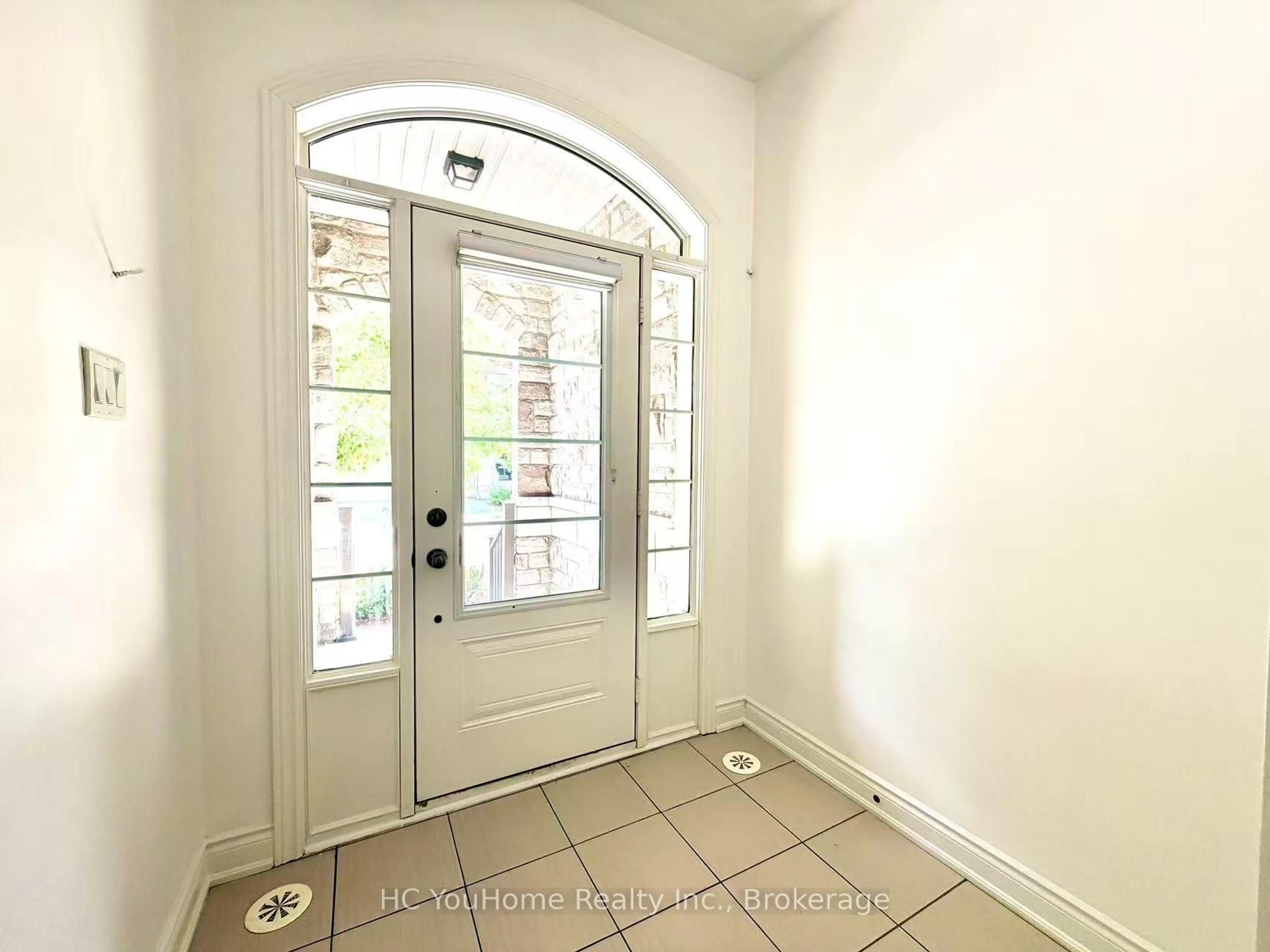 Indoor entryway for 1331 Major Mackenzie Dr #122, Vaughan Ontario L6A 4W4