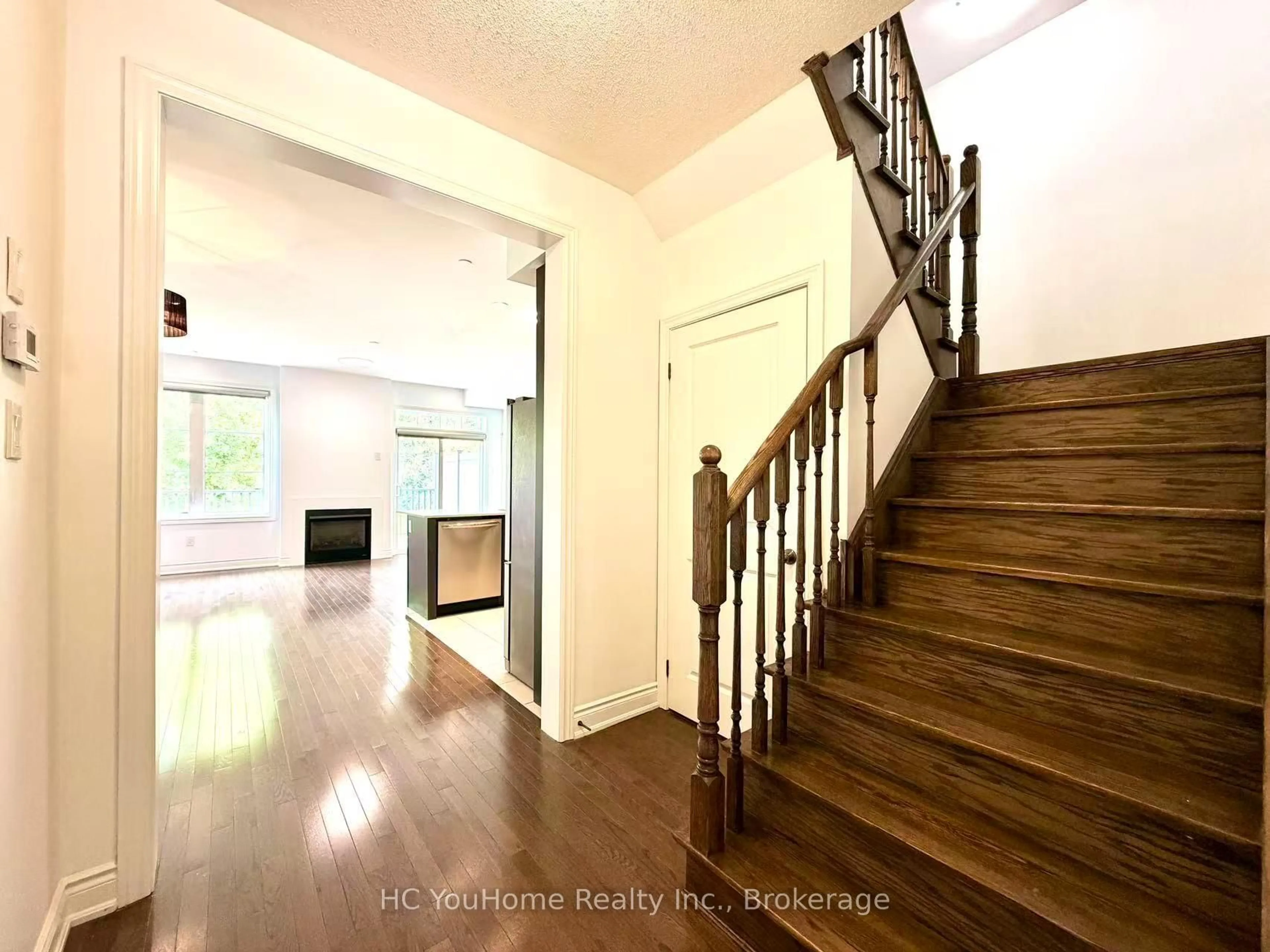 Indoor entryway for 1331 Major Mackenzie Dr #122, Vaughan Ontario L6A 4W4