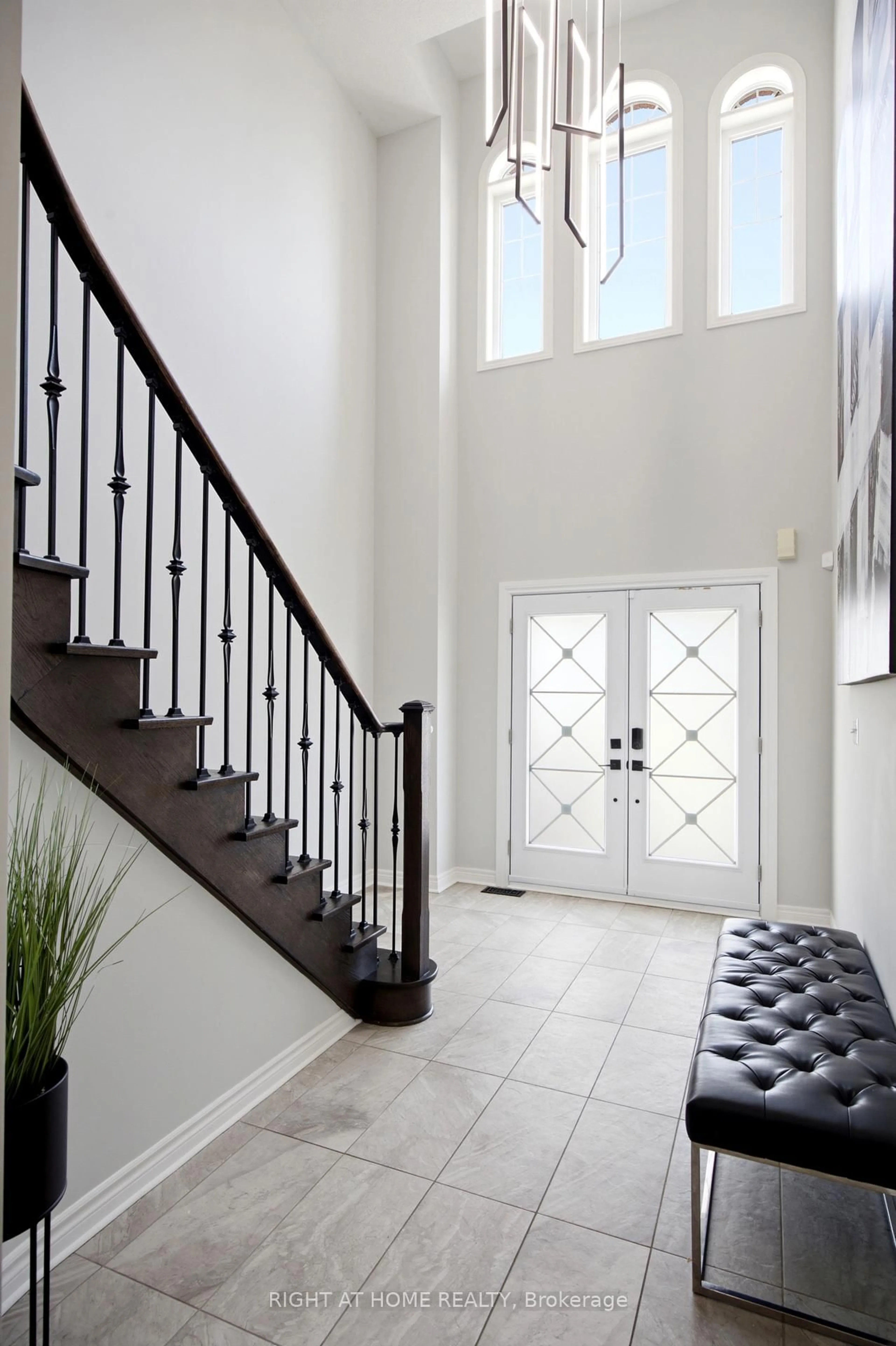 Indoor entryway for 216 Greenwood Rd, Whitchurch-Stouffville Ontario L4A 4N8