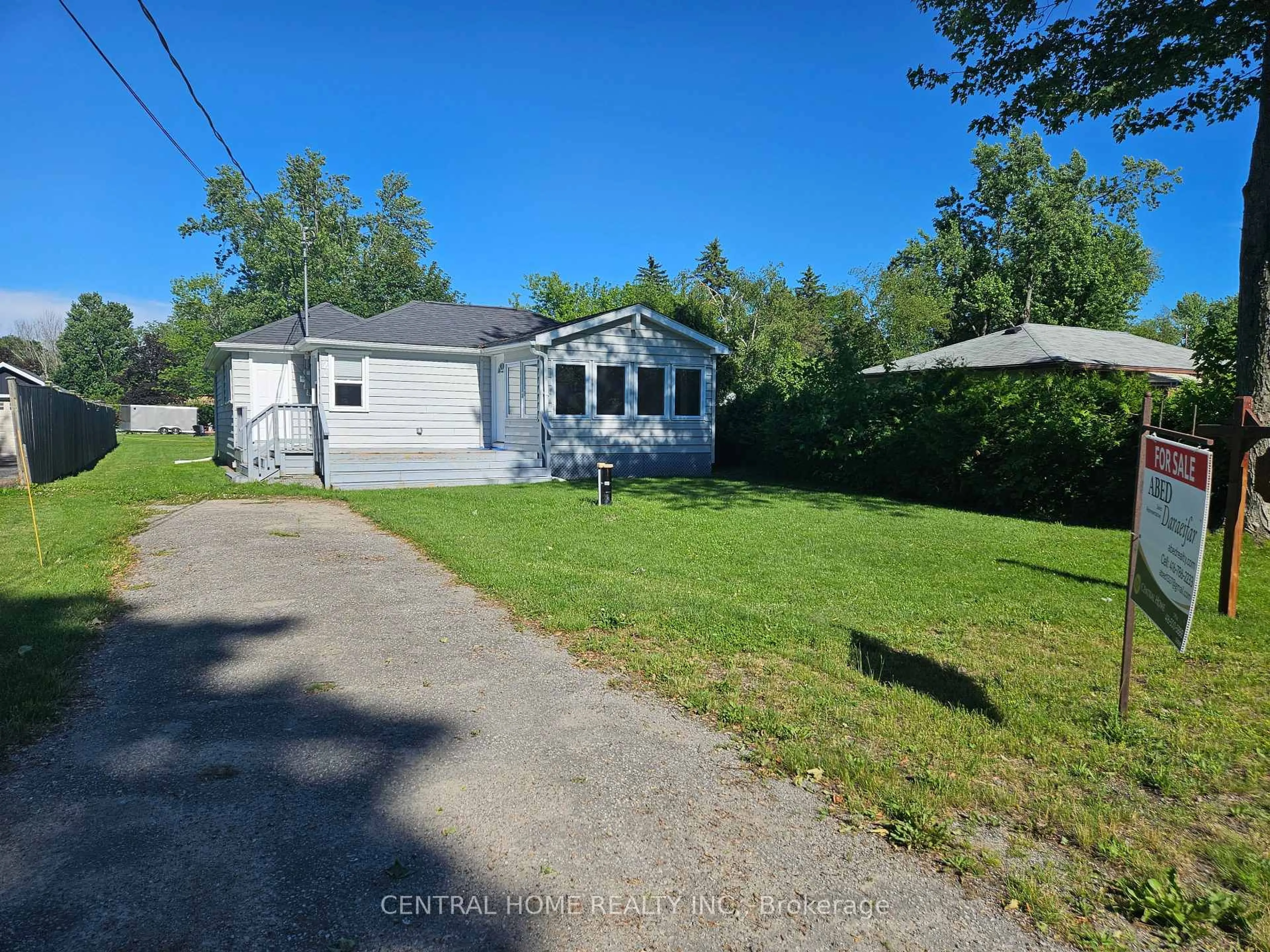 A pic from outside/outdoor area/front of a property/back of a property/a pic from drone, street for 27 Blue Heron Dr, Georgina Ontario L0E 1N0