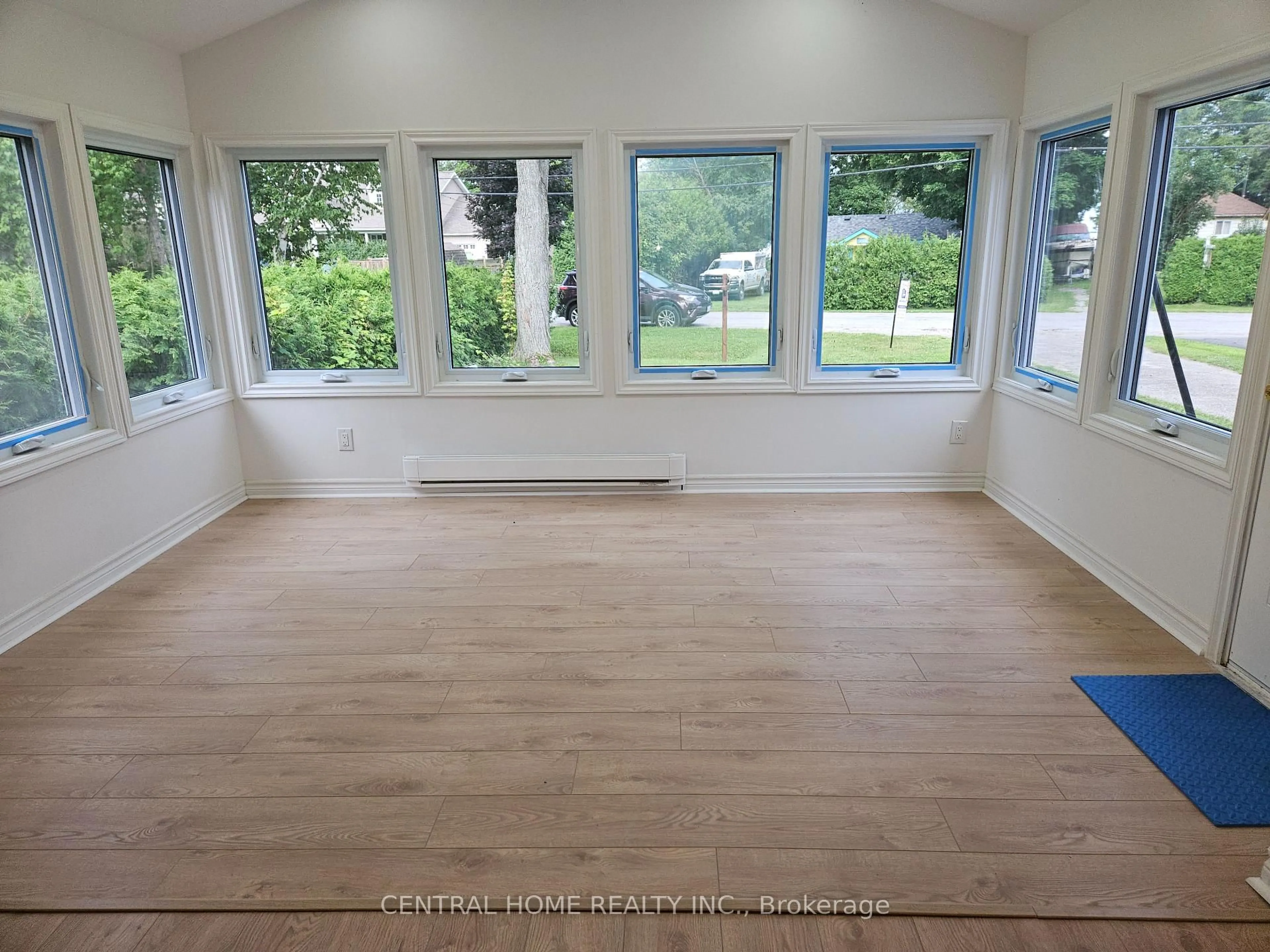 A pic of a room for 27 Blue Heron Dr, Georgina Ontario L0E 1N0