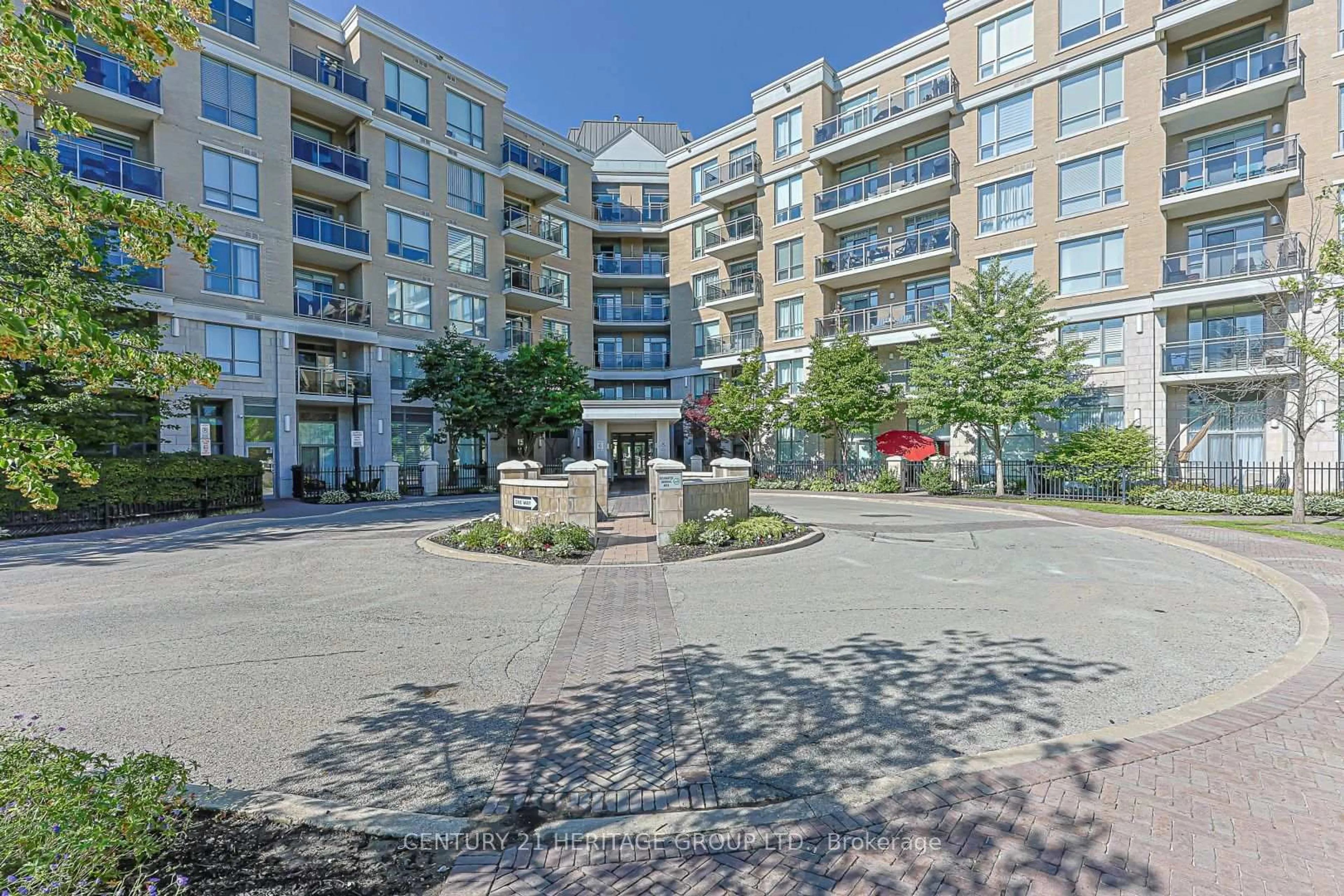 Patio, street for 111 Civic Square Gate #210, Aurora Ontario L4G 0S6
