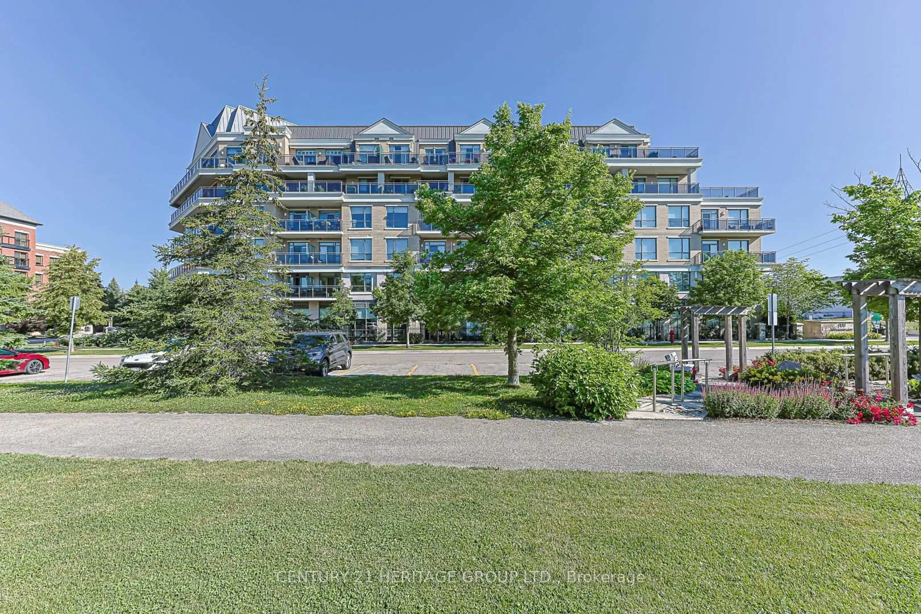 A pic from outside/outdoor area/front of a property/back of a property/a pic from drone, building for 111 Civic Square Gate #210, Aurora Ontario L4G 0S6