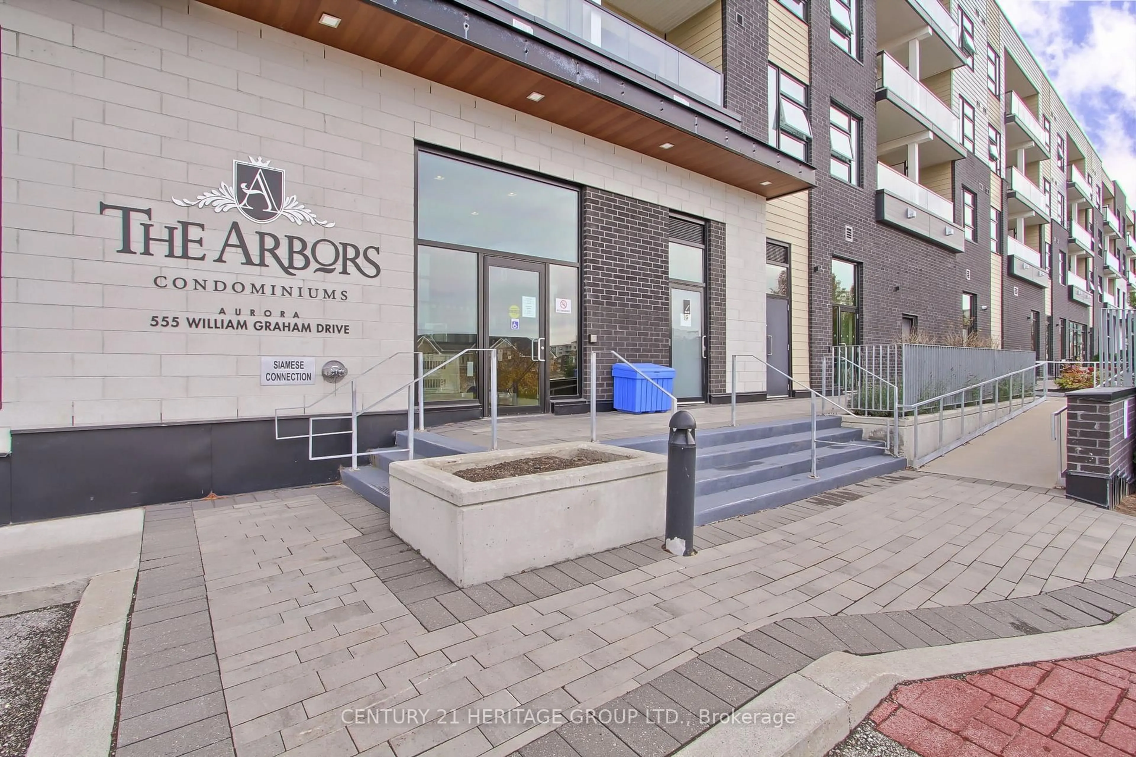Indoor foyer for 555 William Graham Dr #250, Aurora Ontario L4G 7C4