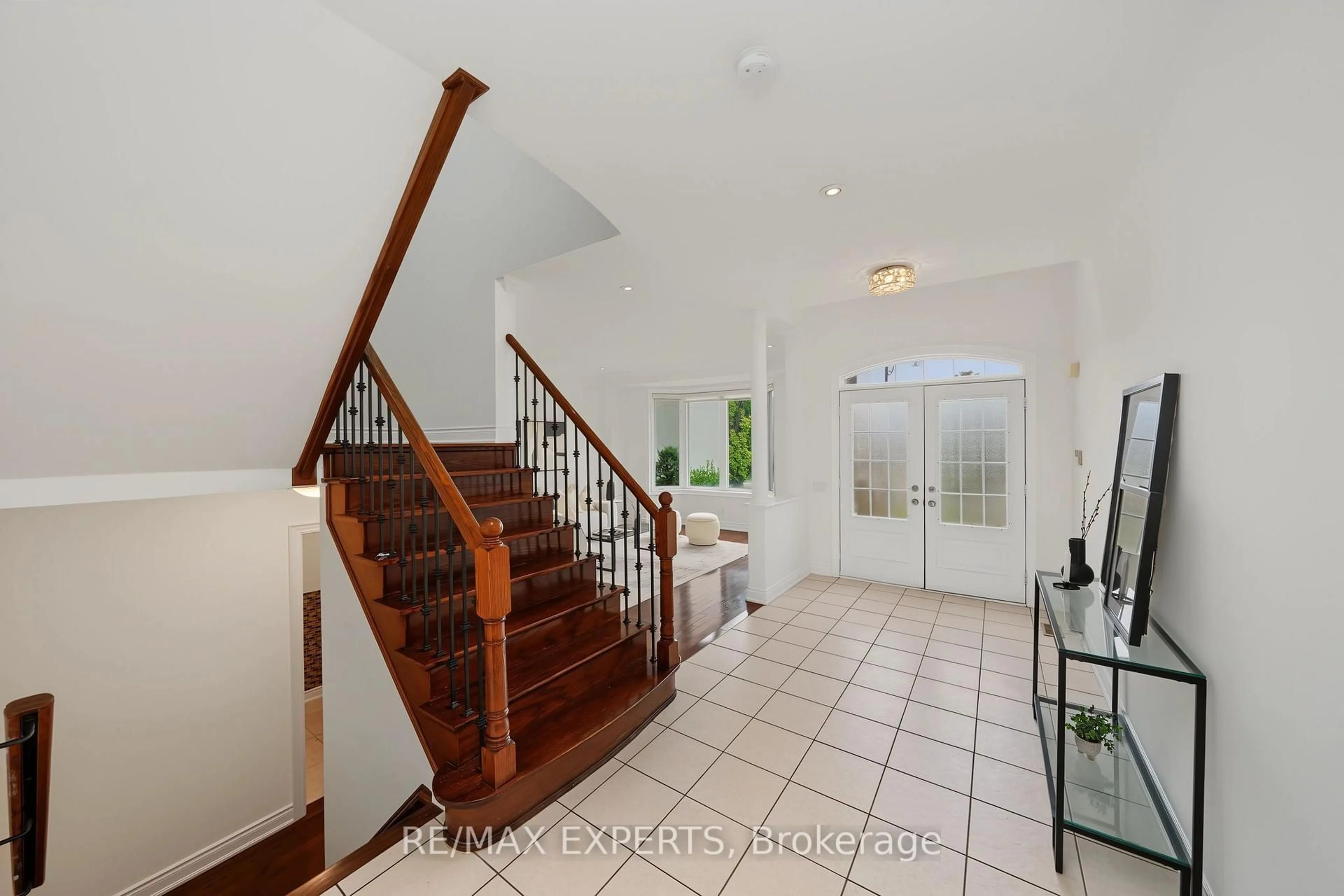 Indoor entryway for 12 Sweet Valerie Crt, Vaughan Ontario L6A 0C6
