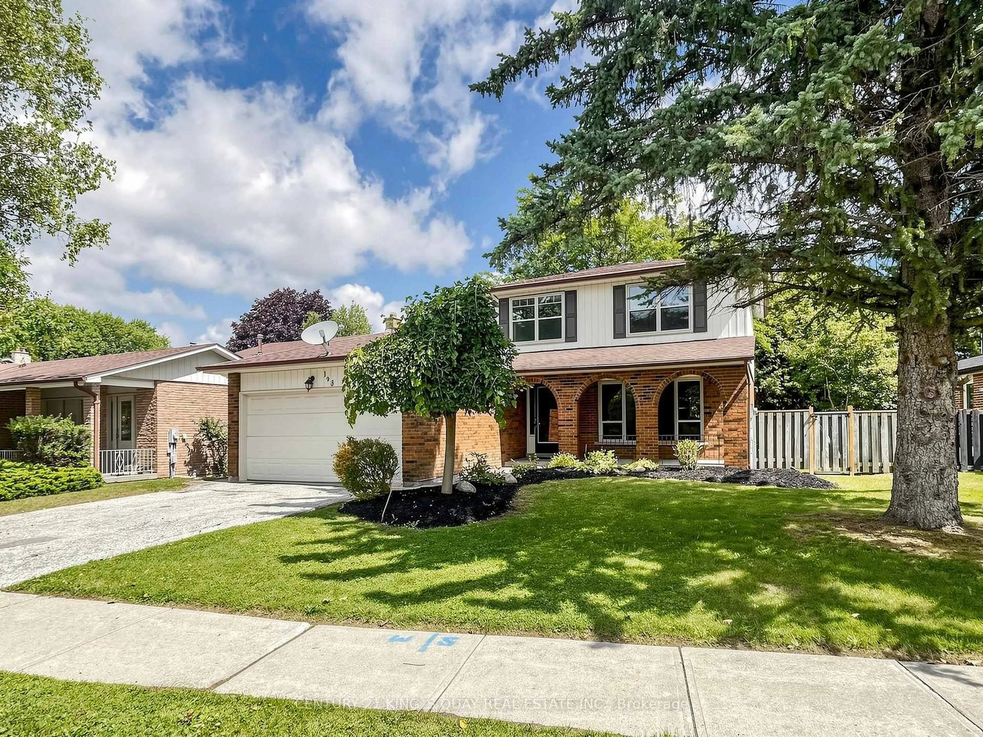 Home with vinyl exterior material, street for 193 Alexander Rd, Newmarket Ontario L3Y 5N6
