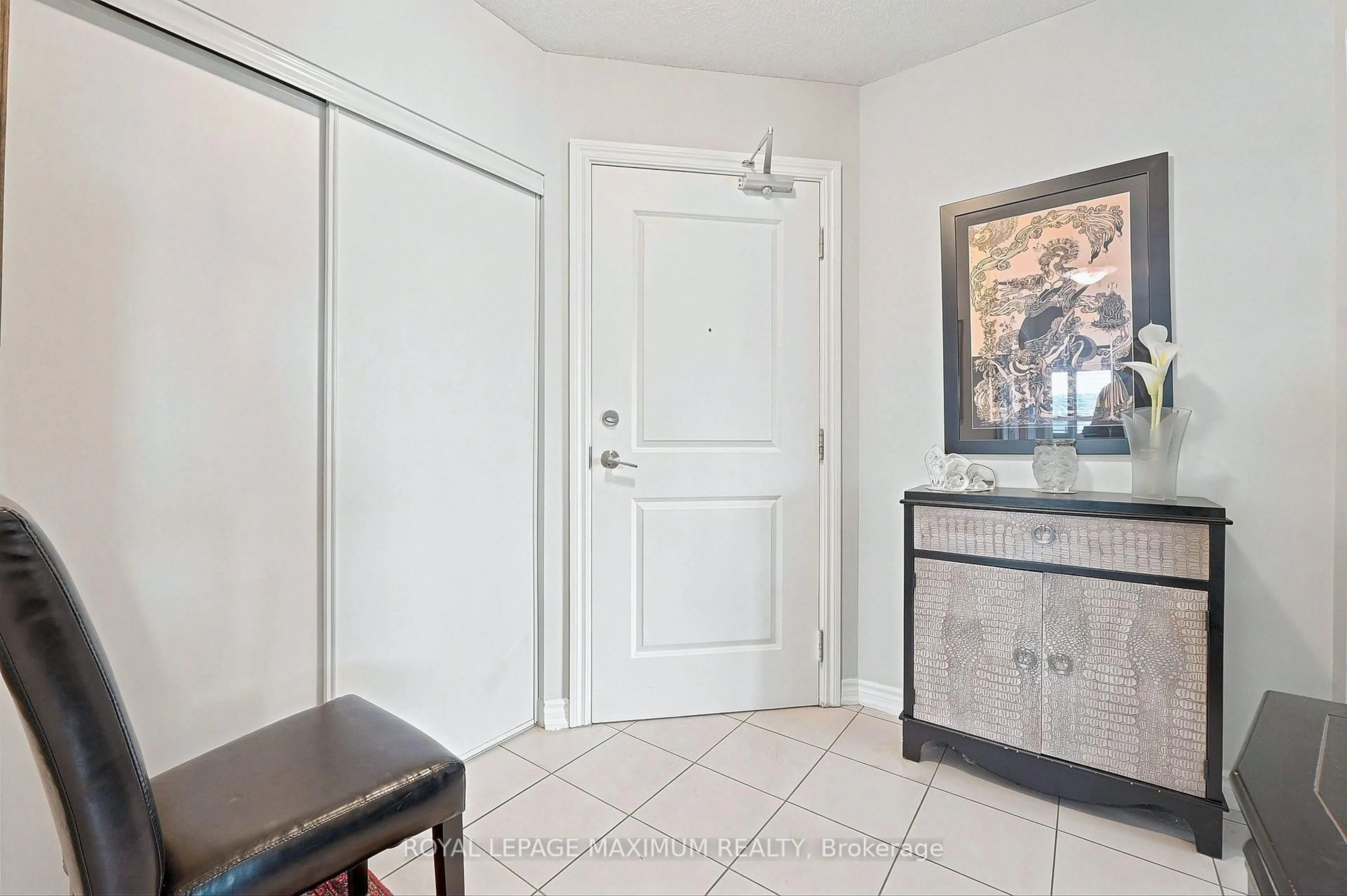 Indoor entryway for 7730 Kipling Ave #402, Vaughan Ontario L4L 1Y9