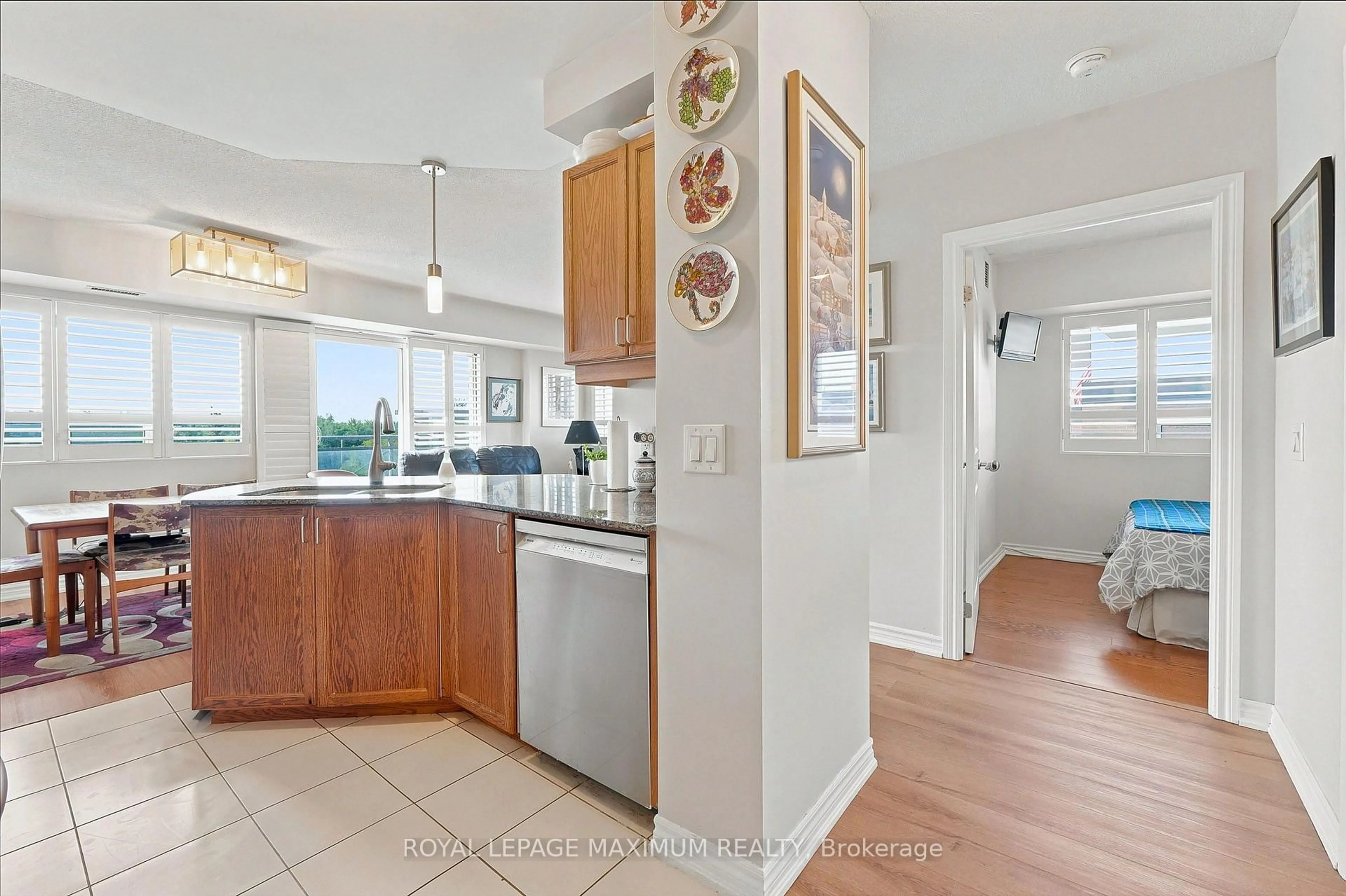 Open concept kitchen, ceramic/tile floor for 7730 Kipling Ave #402, Vaughan Ontario L4L 1Y9