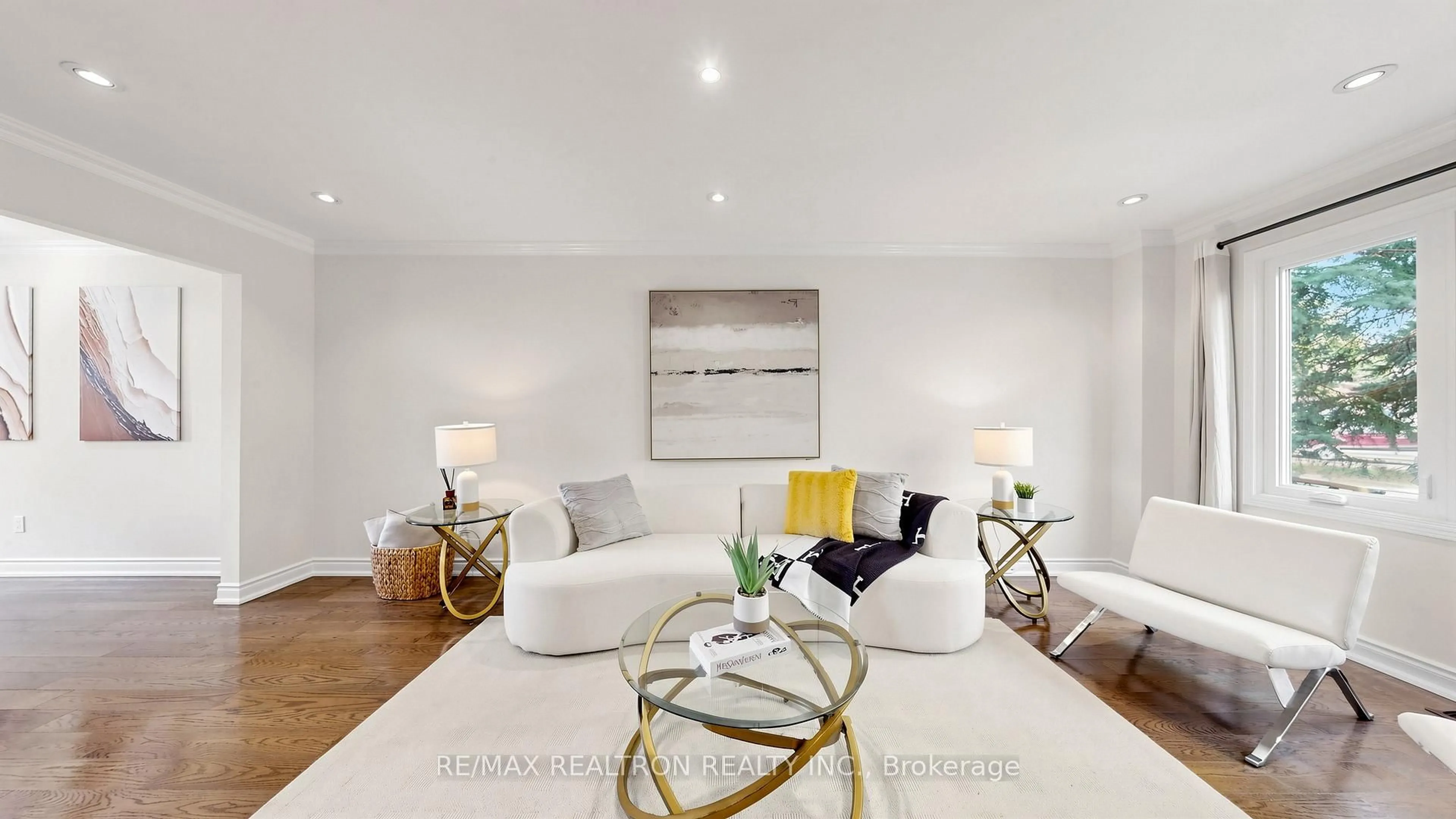 Living room with furniture, wood/laminate floor for 15 Rainey Crt, Richmond Hill Ontario L4C 9L4
