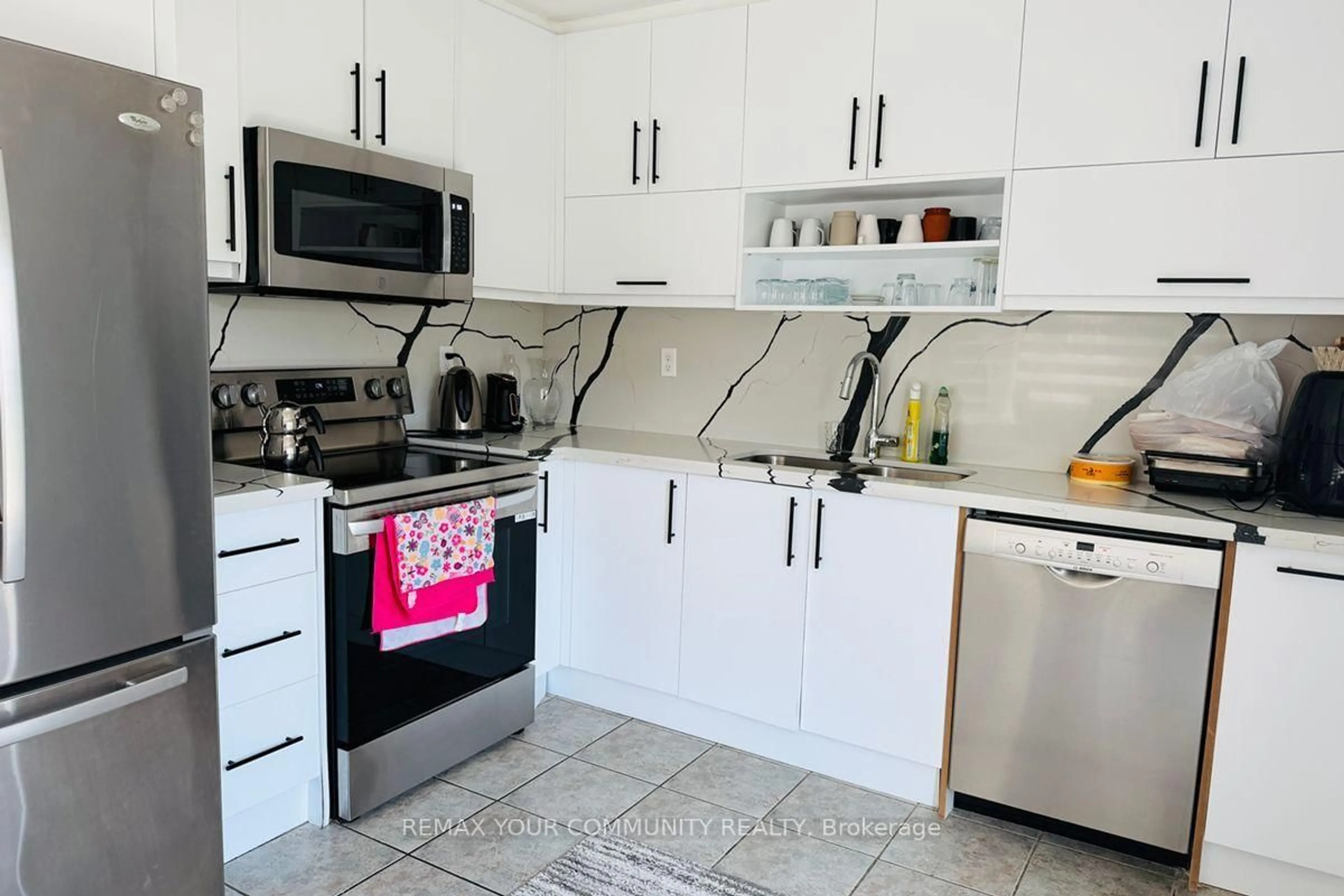 Standard kitchen, ceramic/tile floor for 15 Benjamin Hood Cres, Vaughan Ontario L4K 5M3