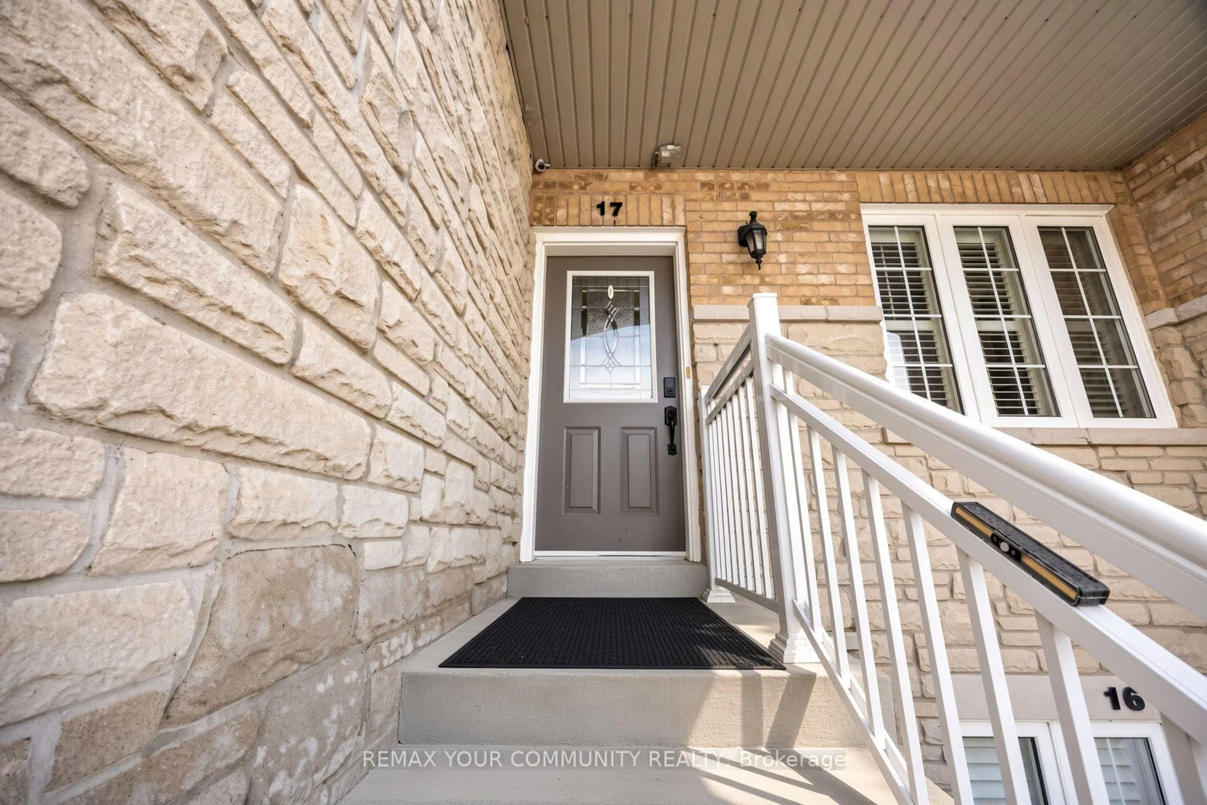Indoor entryway for 520 Silken Laumann Dr #17, Newmarket Ontario L3X 2S7