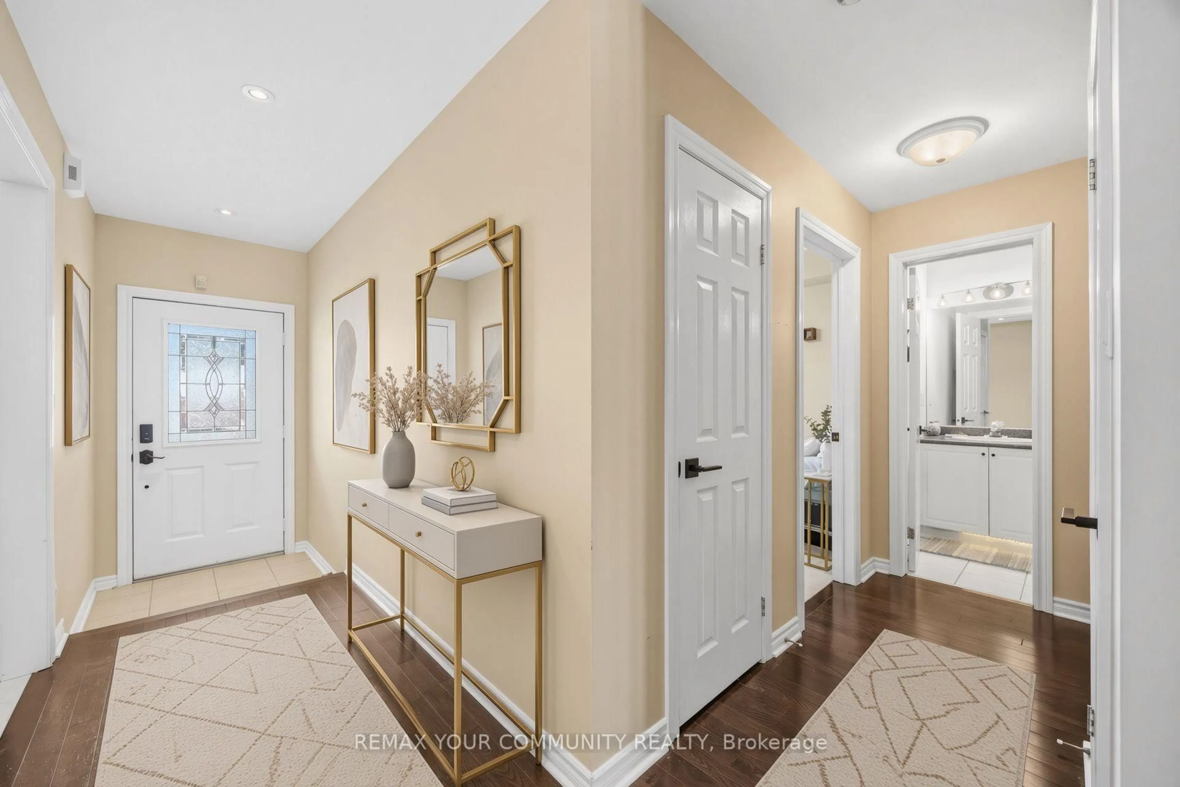 Indoor entryway for 520 Silken Laumann Dr #17, Newmarket Ontario L3X 2S7