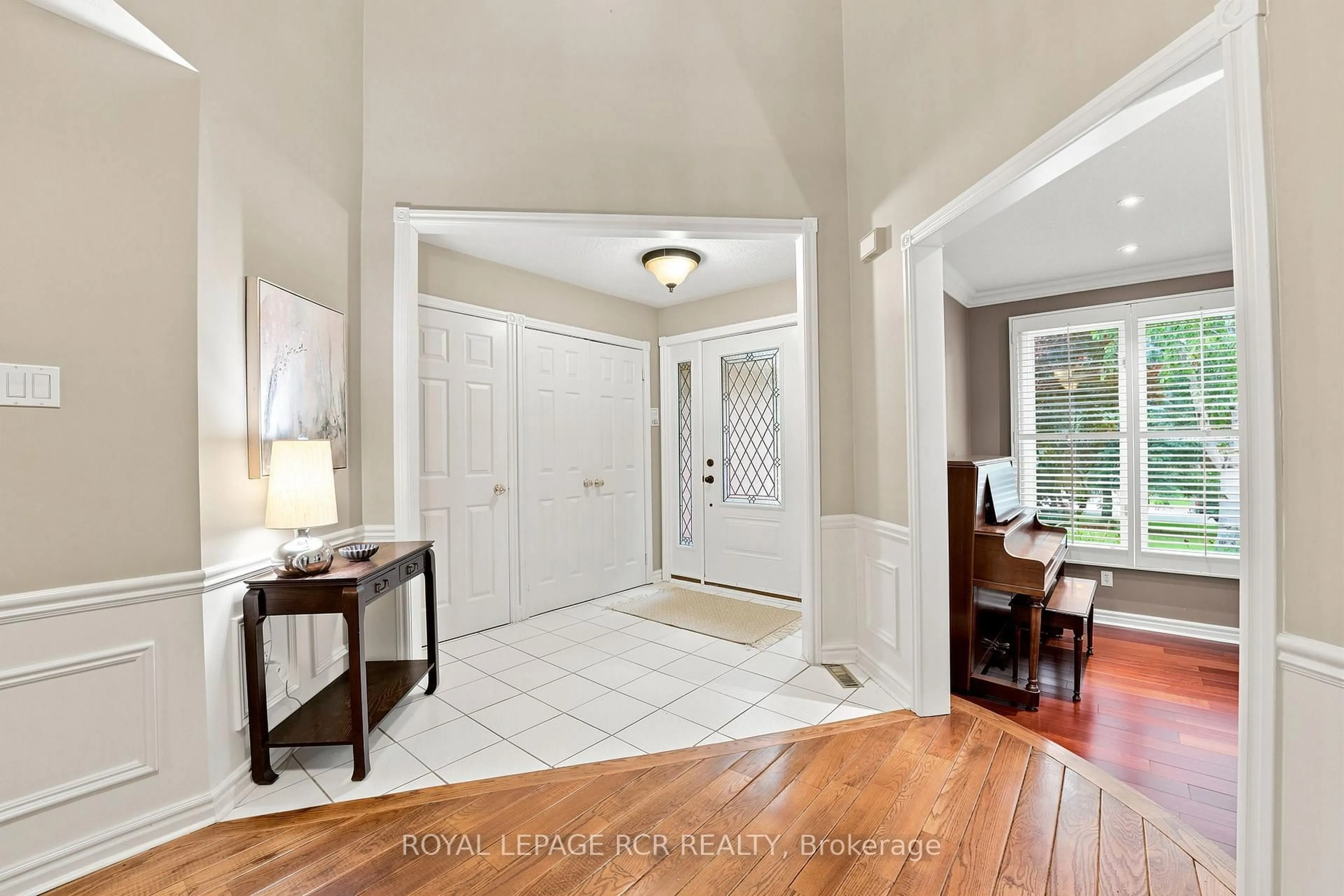 Indoor entryway for 107 Windham Tr, Aurora Ontario L4G 5L6