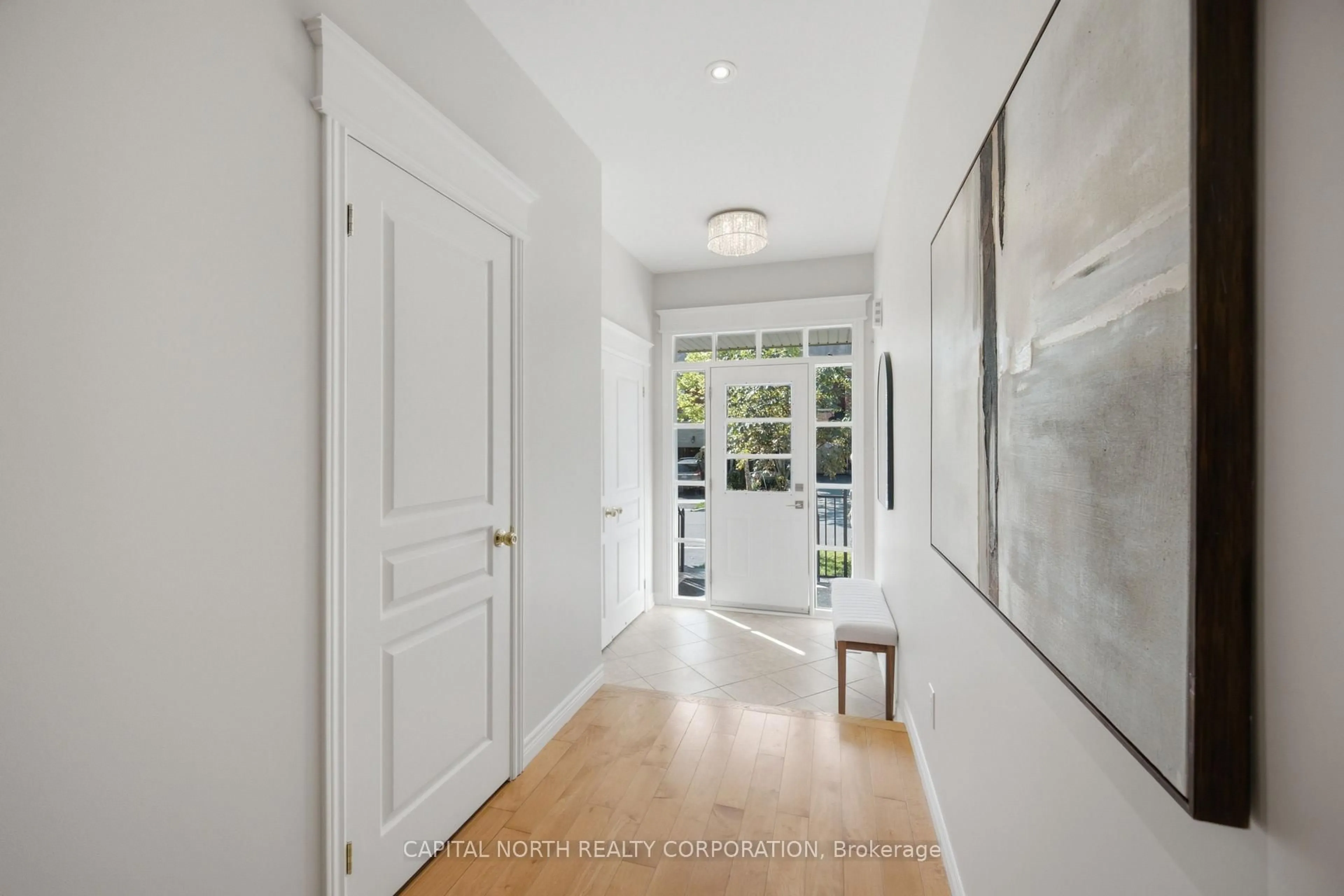 Indoor entryway for 384 William Dunn Cres, Newmarket Ontario L3X 3L2