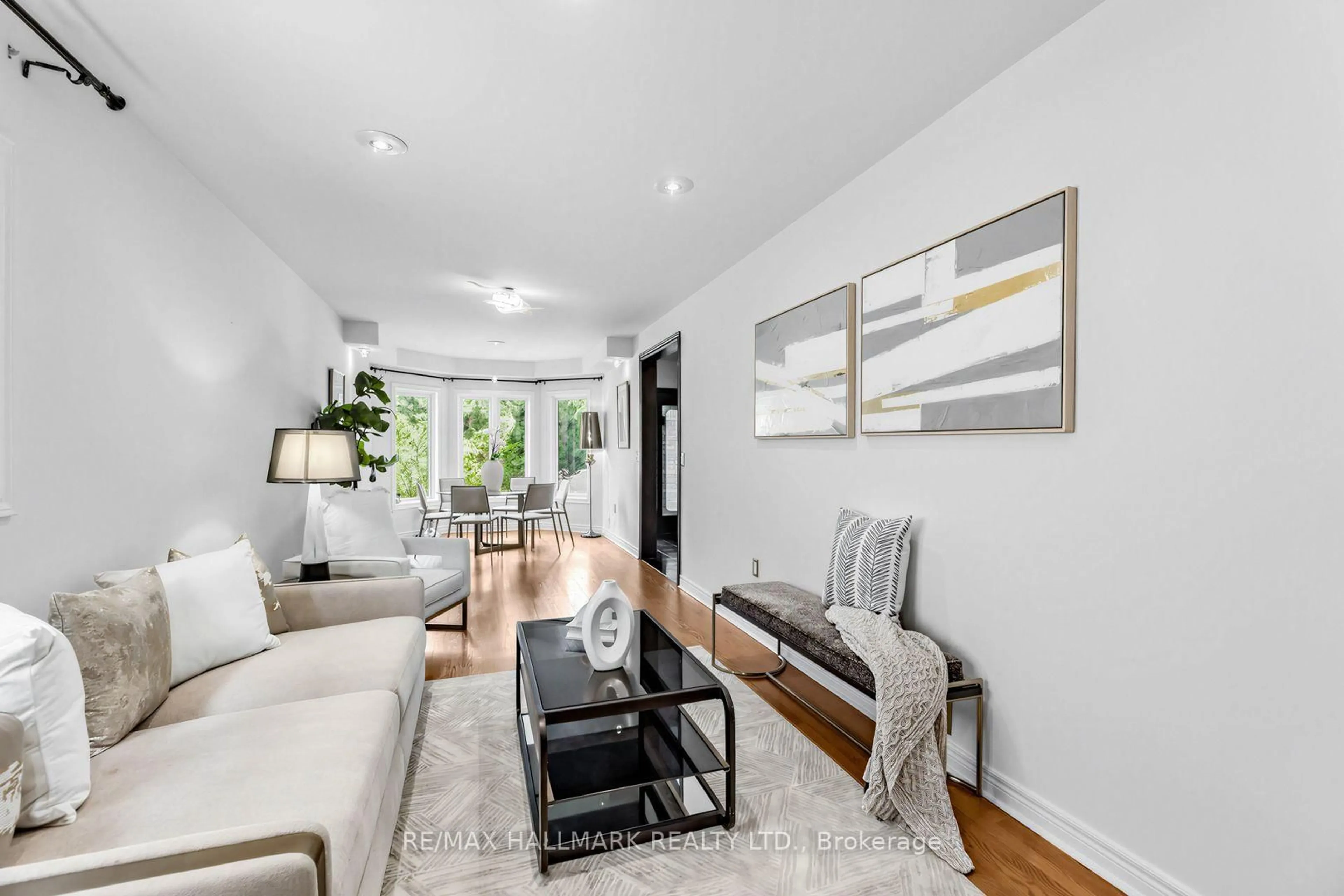 Living room with furniture, unknown for 106 Larratt Lane, Richmond Hill Ontario L4C 0E3