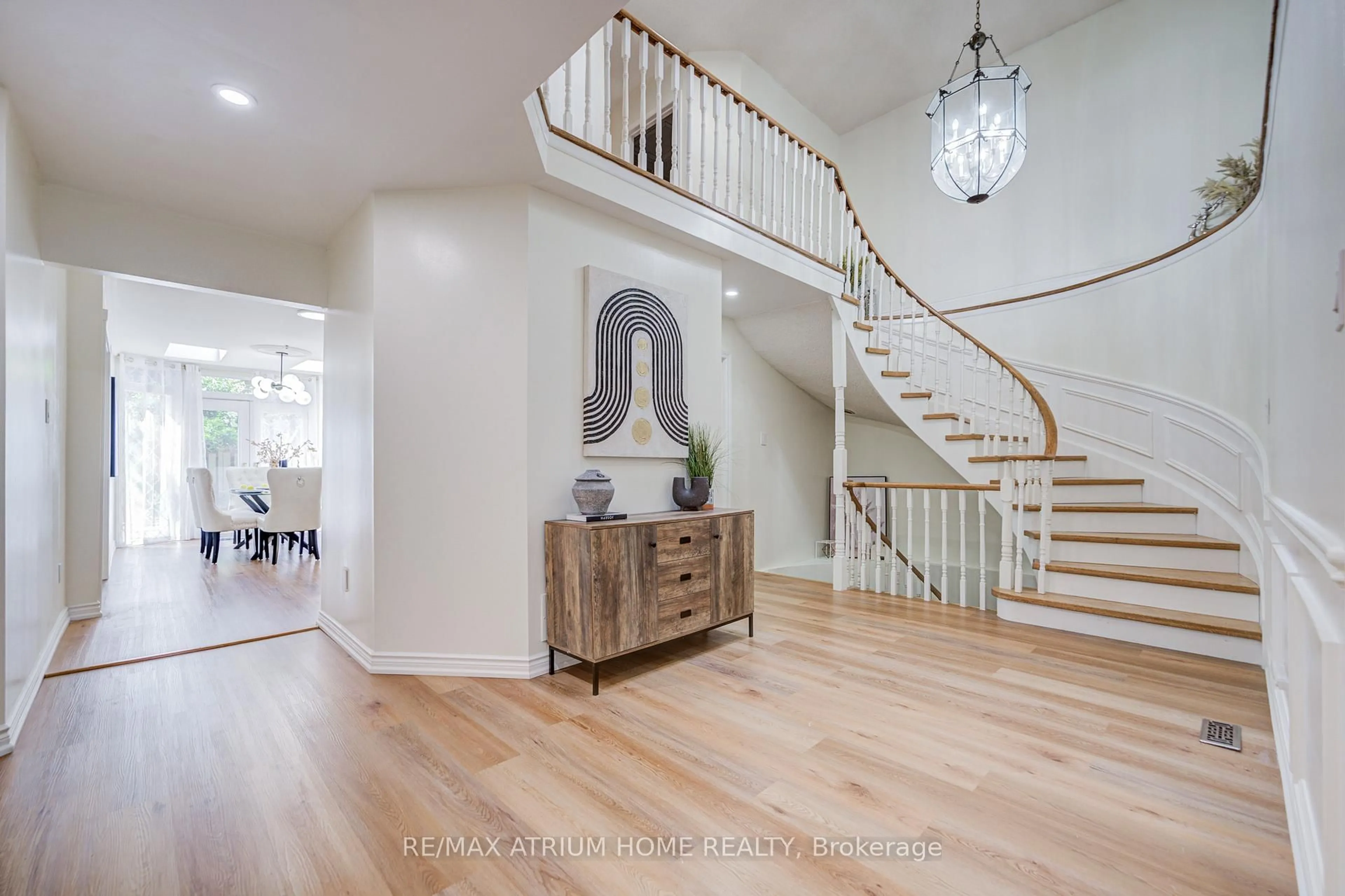 Indoor entryway for 77 Rosedale Heights Dr, Vaughan Ontario L4J 4T3