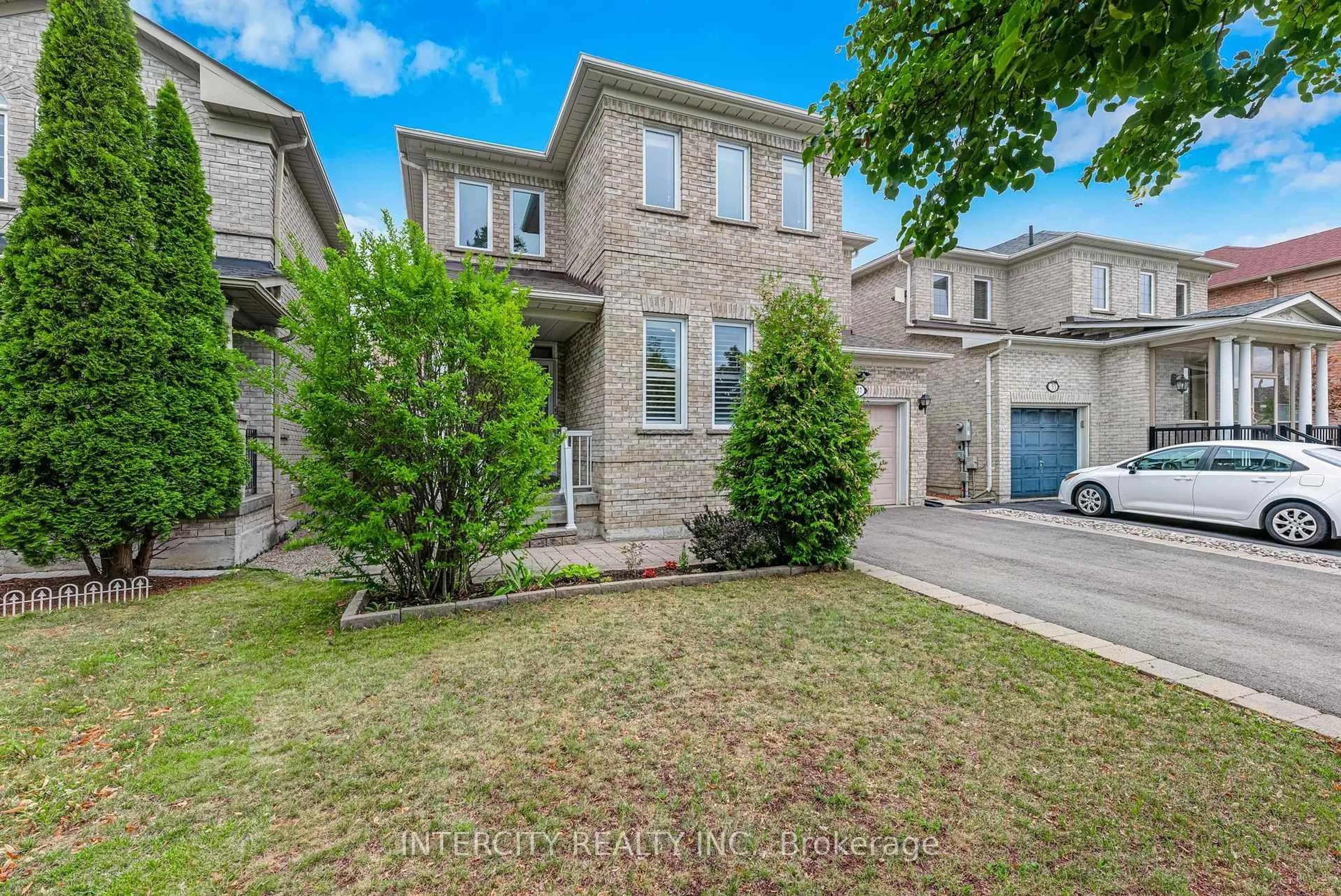 A pic from outside/outdoor area/front of a property/back of a property/a pic from drone, street for 37 Redfinch Cres, Vaughan Ontario L4H 2C5