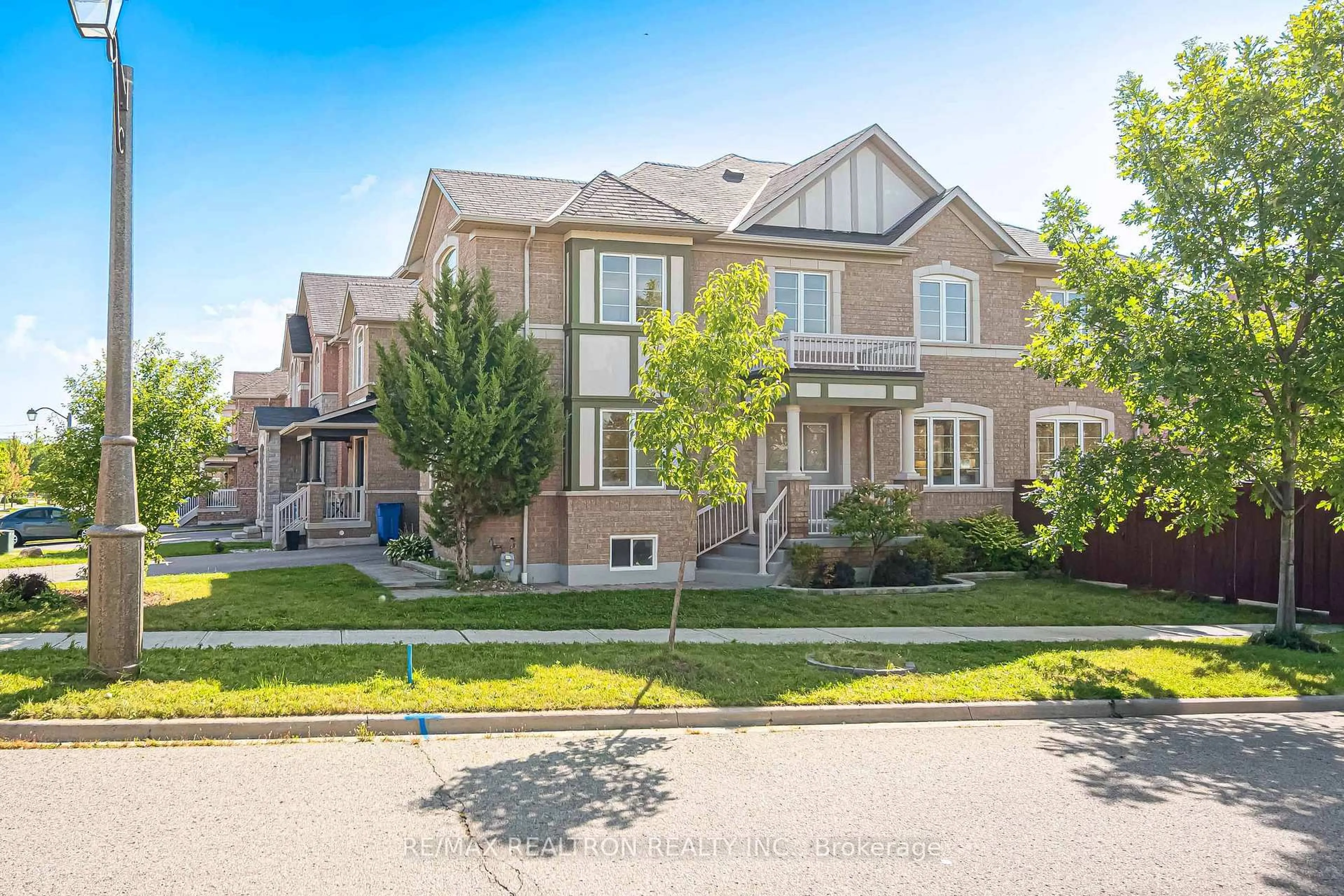 A pic from outside/outdoor area/front of a property/back of a property/a pic from drone, street for 112 Duffin Dr, Whitchurch-Stouffville Ontario L4A 0X3